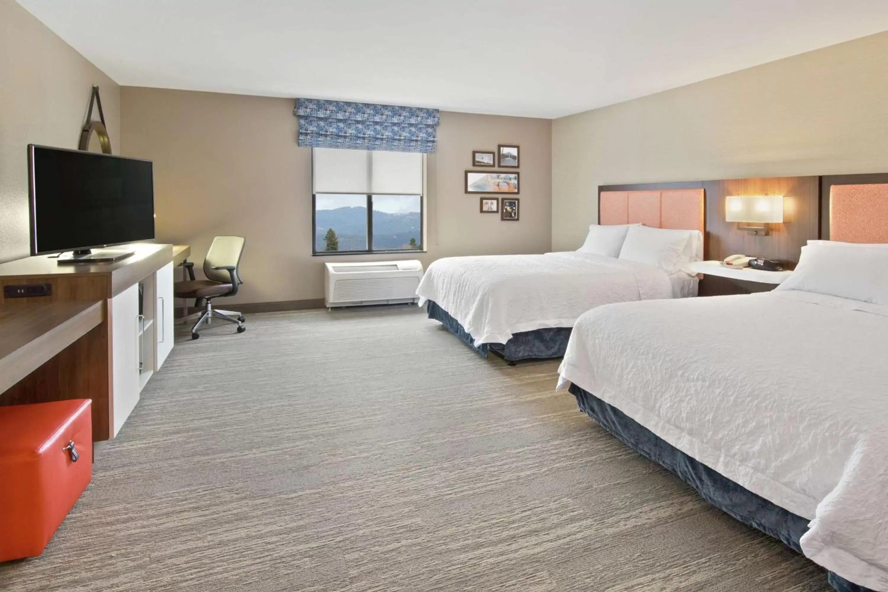 Bed, TV/Entertainment Center in Hampton Inn & Suites Spokane Valley