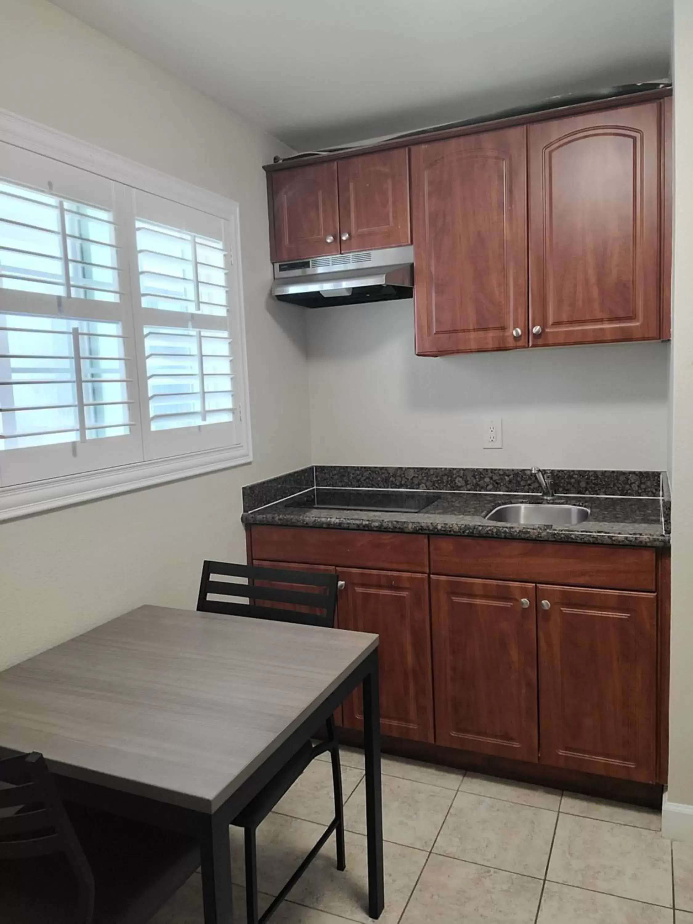 Kitchen or kitchenette, Kitchen/Kitchenette in Beachwalker Inn & Suites