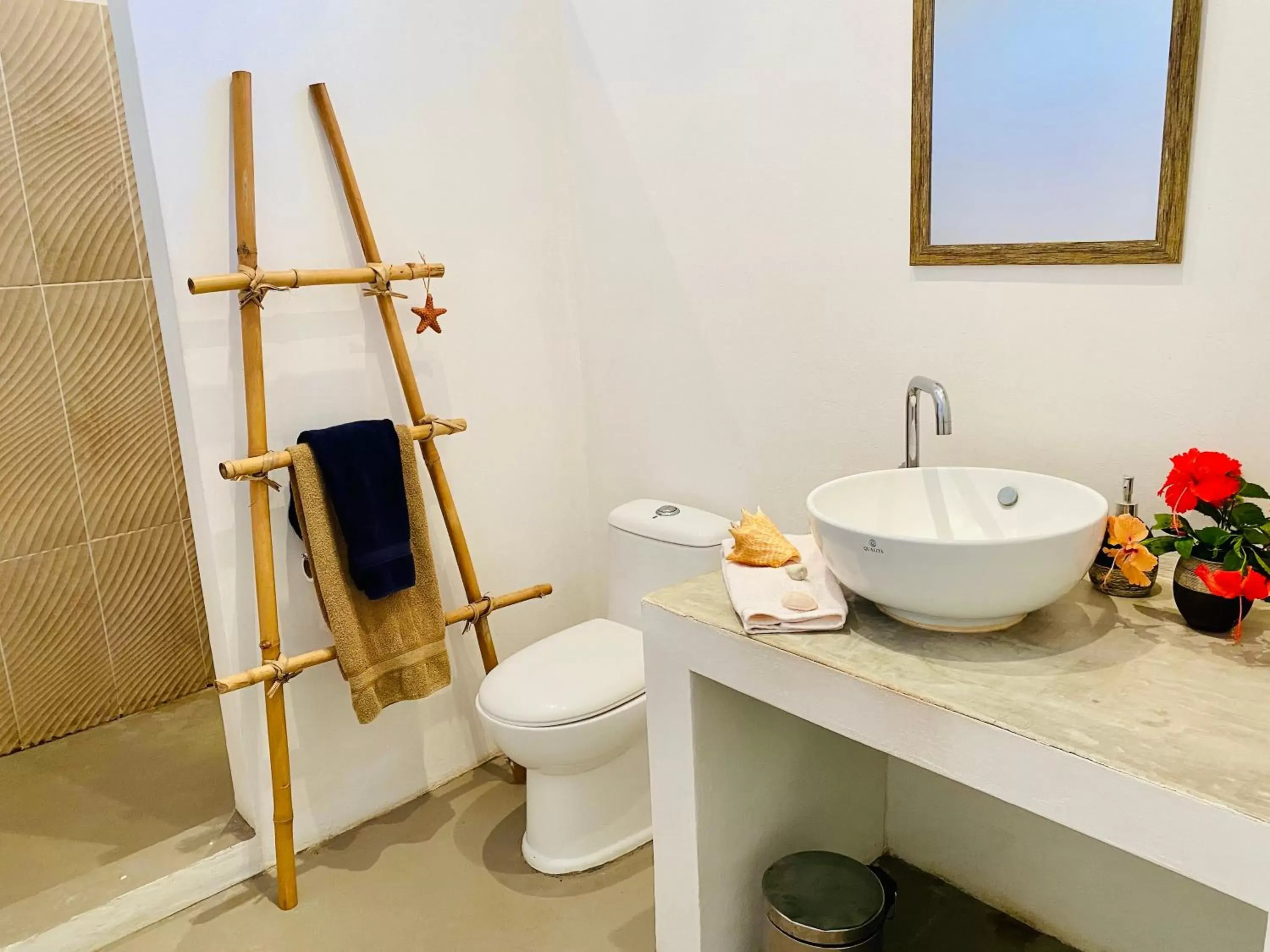Bathroom in Antema Lodge Secteur Tamarindo, piscine, yoga, gym, jungle et paix