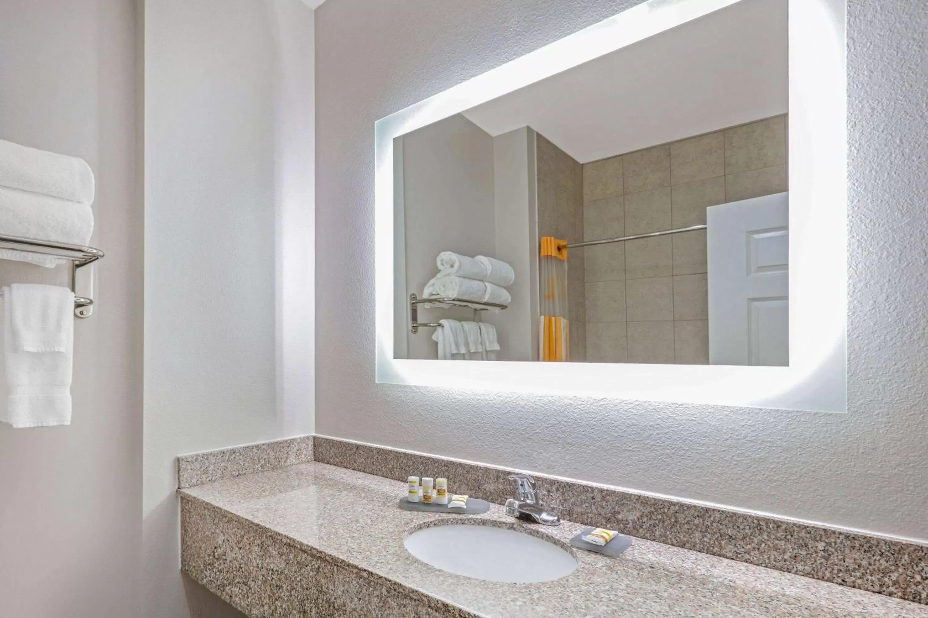TV and multimedia, Bathroom in La Quinta by Wyndham Sulphur Springs