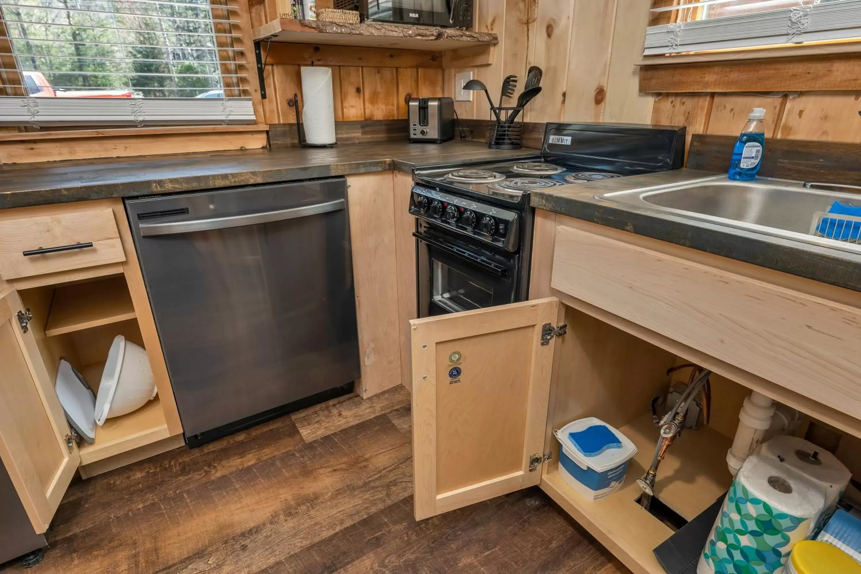 dishwasher, Kitchen/Kitchenette in The Inn & More