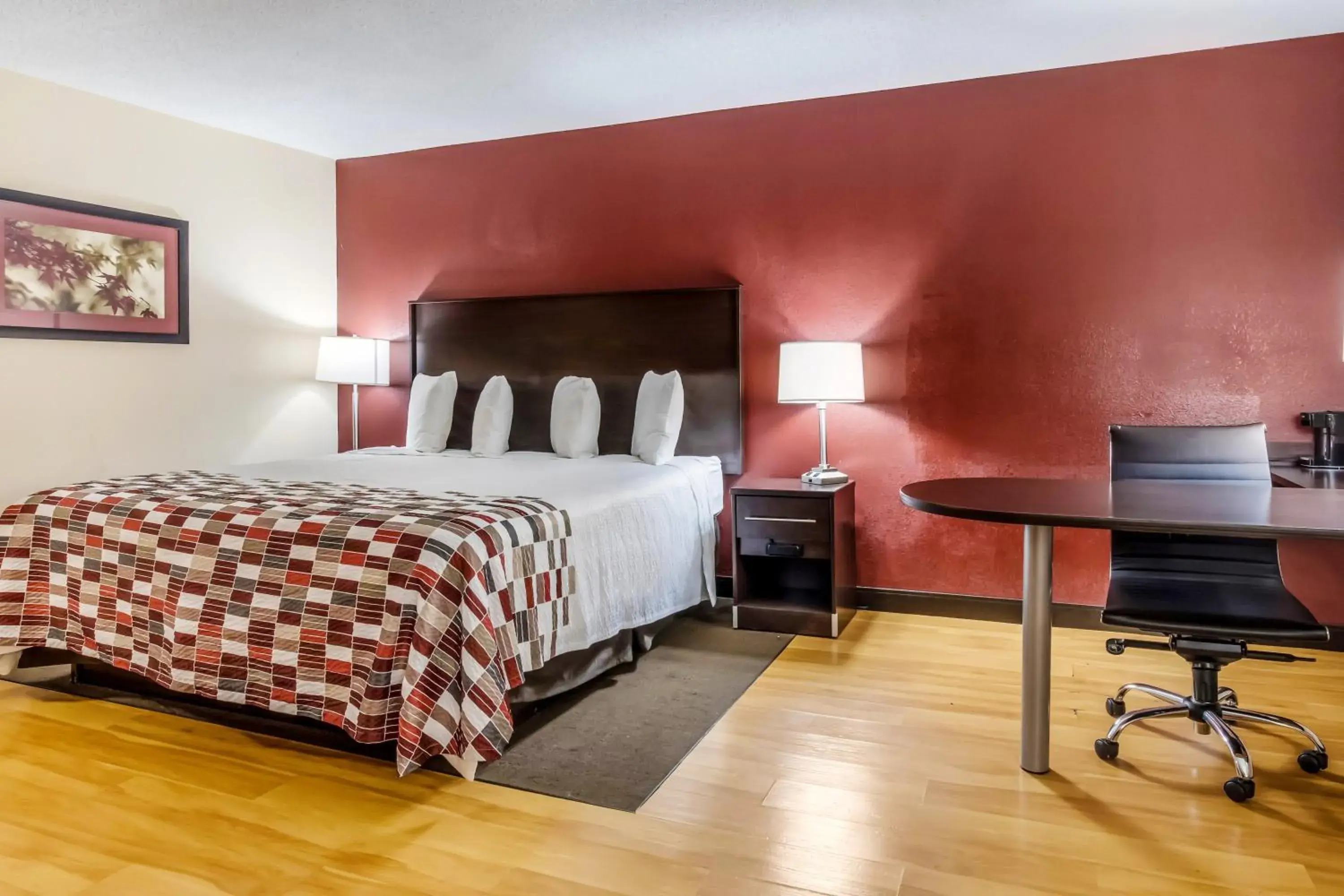 Photo of the whole room, Bed in Red Roof Inn Chicago-Alsip