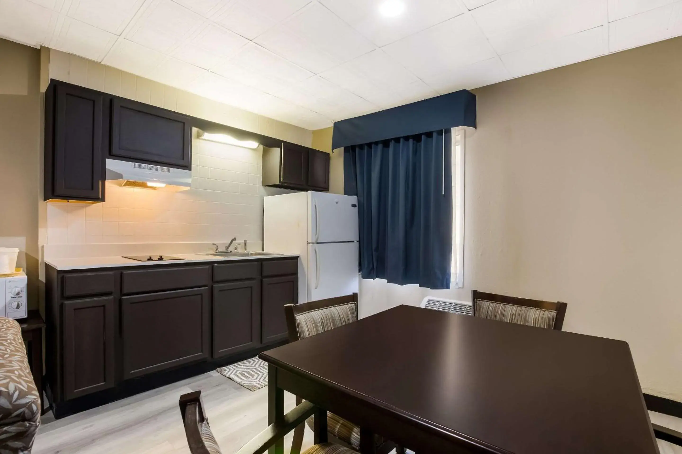 Kitchen or kitchenette, Kitchen/Kitchenette in Suburban Studios Millville