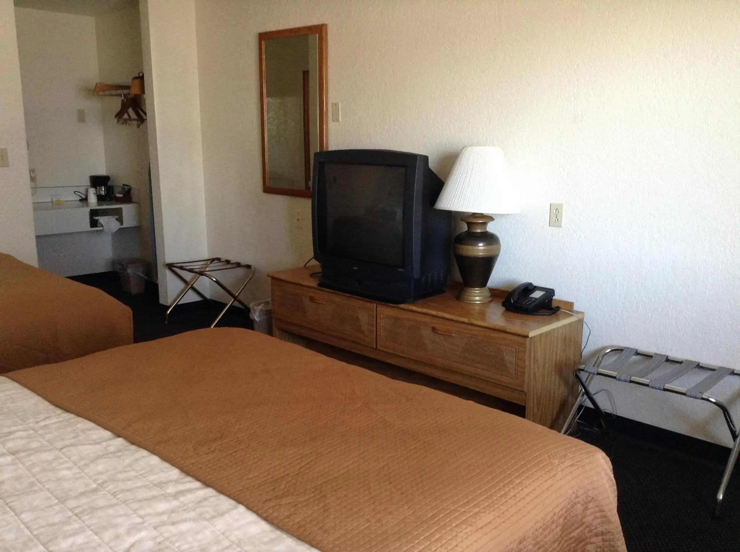 Bedroom, TV/Entertainment Center in Days Inn by Wyndham Mackinaw City - Lakeview