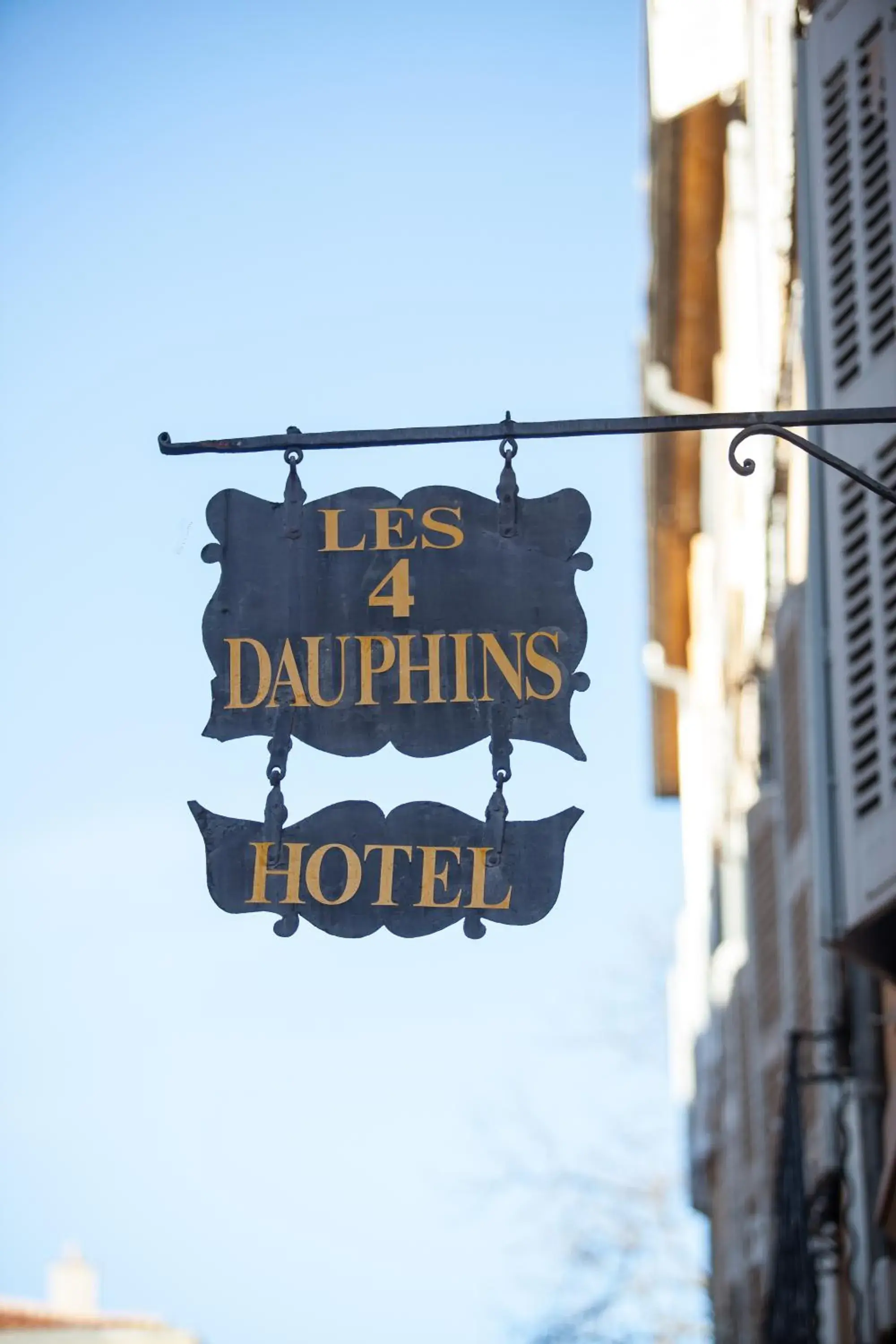 Facade/entrance in Les Quatre Dauphins