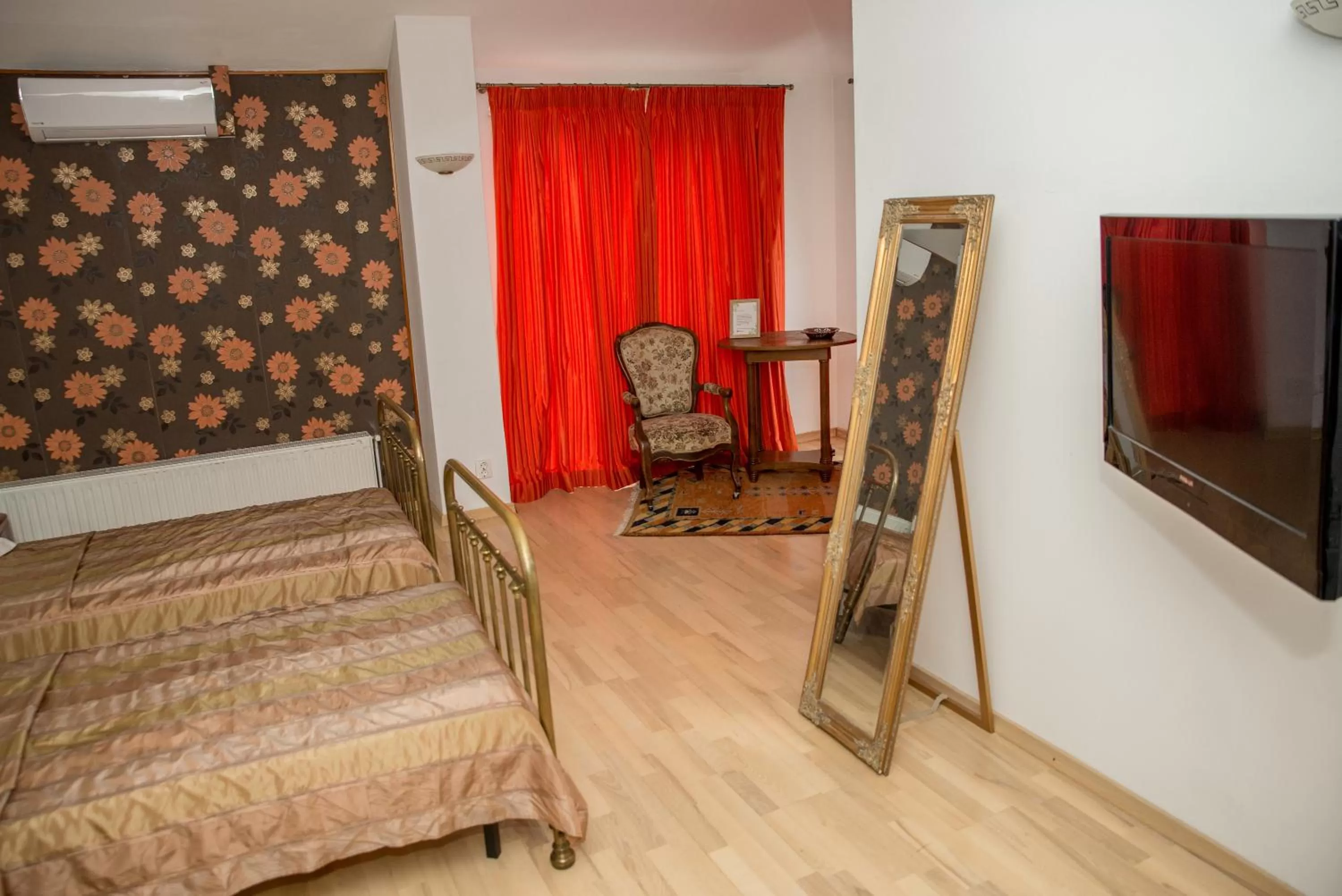 Communal lounge/ TV room, Bed in Hotel Senator