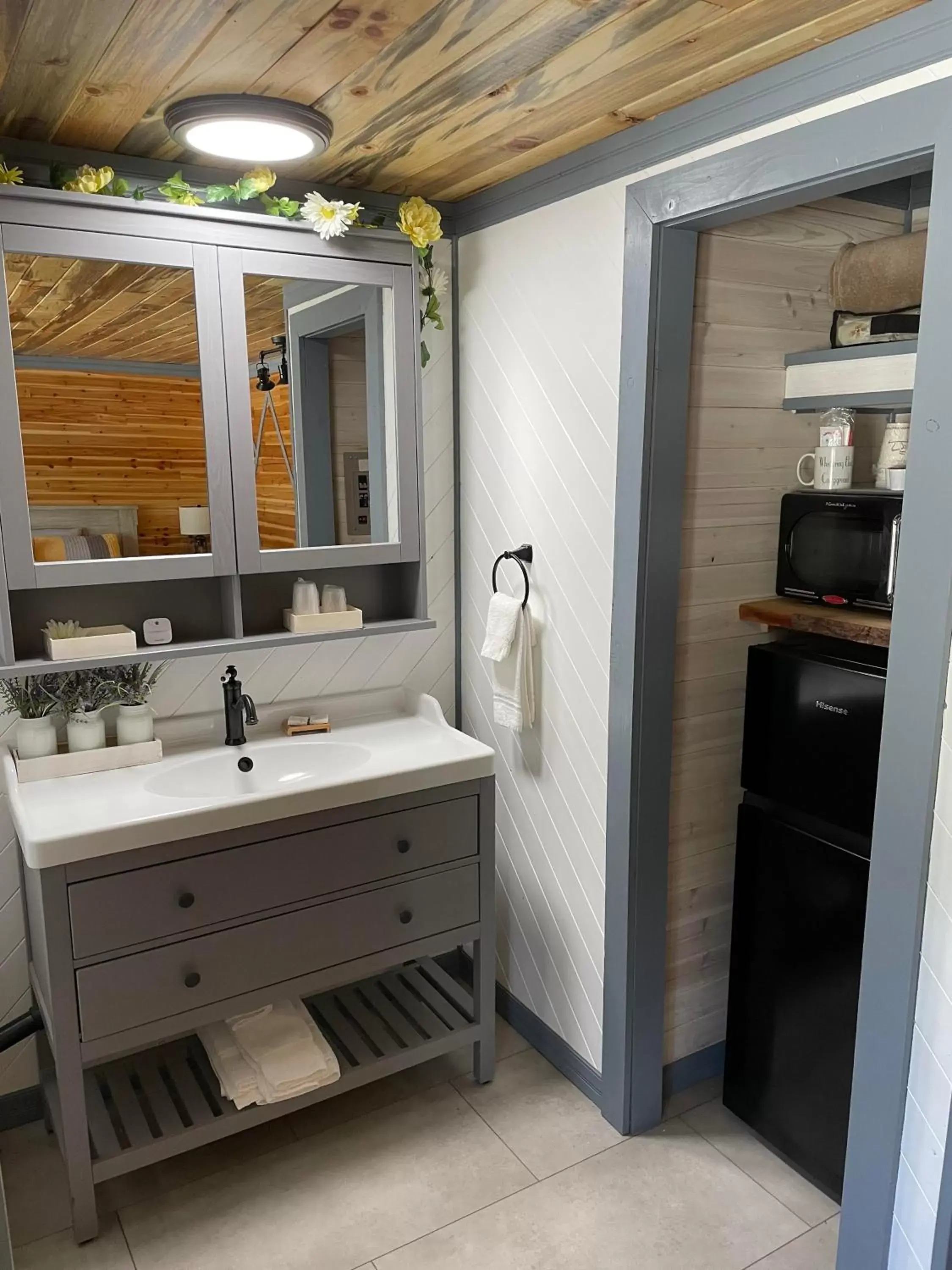 Bathroom in The Whispering Elms Motel