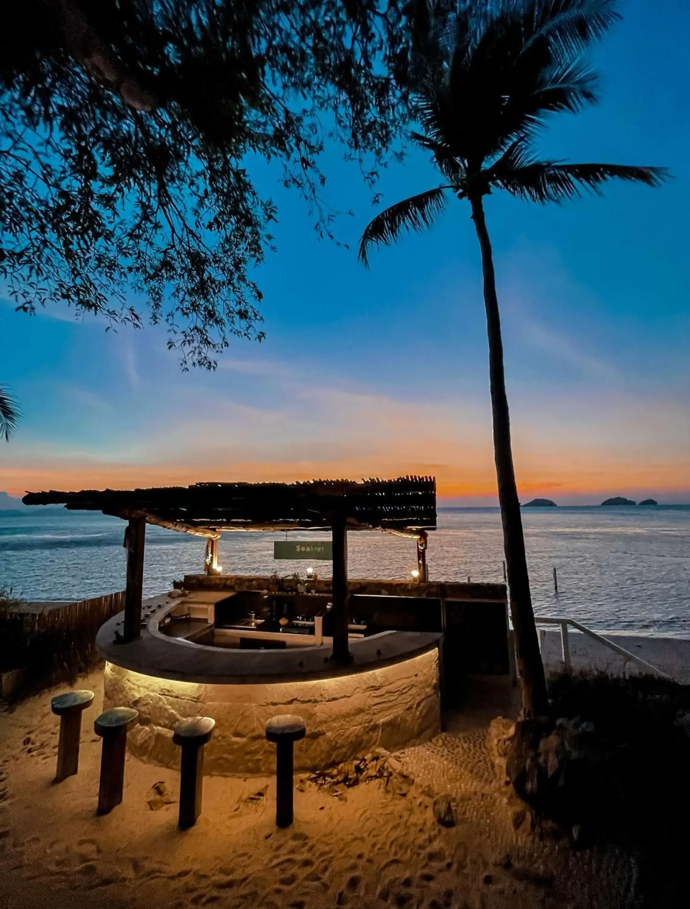 Lounge or bar, Beach in Conrad Koh Samui