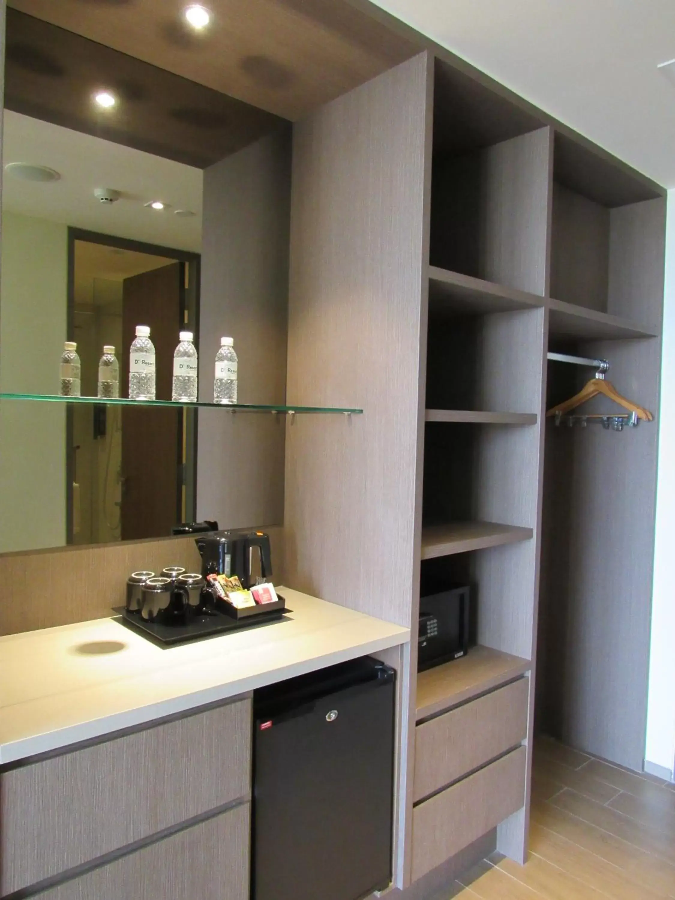 Coffee/tea facilities, Kitchen/Kitchenette in D'Resort @ Downtown East