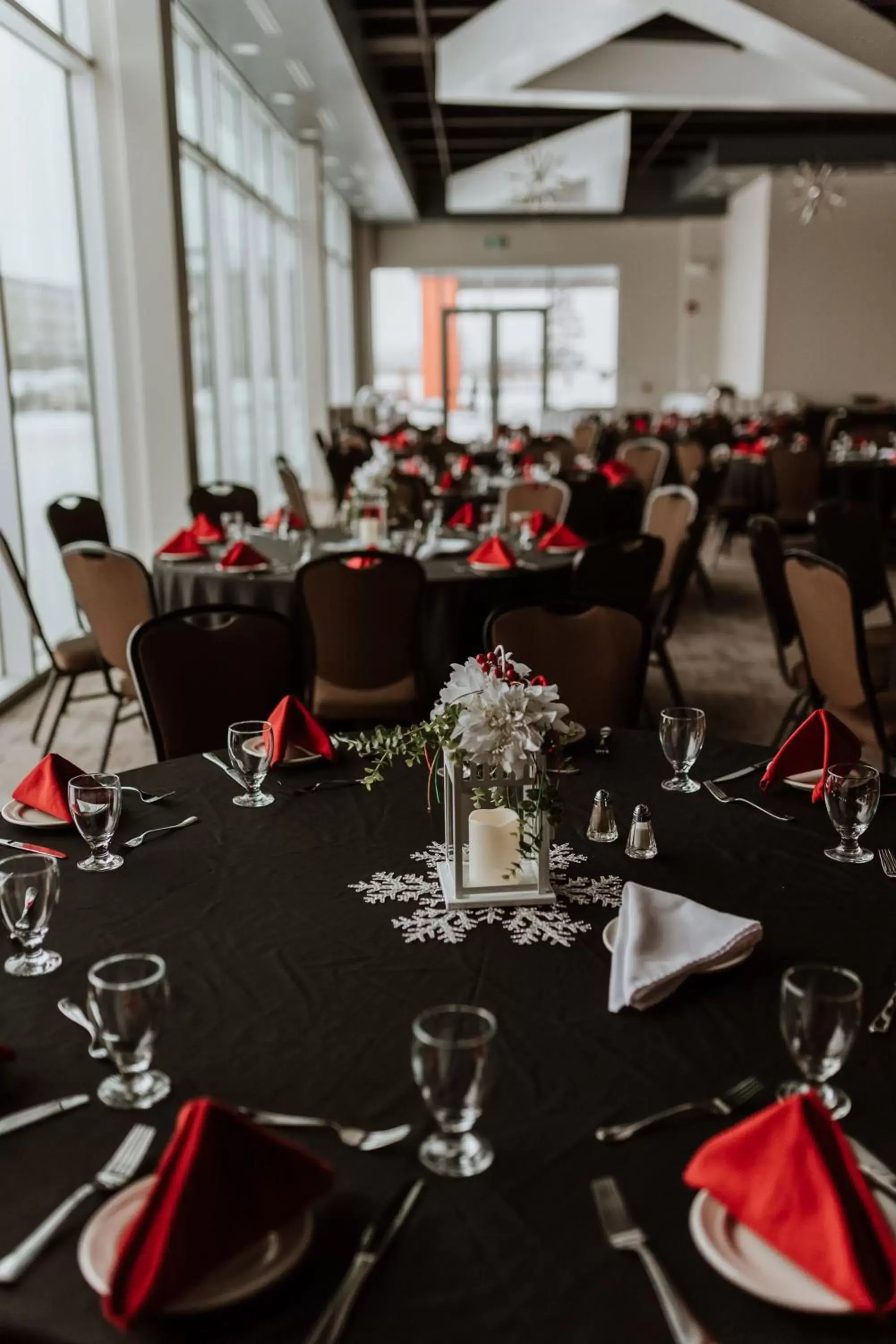 Banquet/Function facilities, Restaurant/Places to Eat in Coast Nisku Inn & Conference Centre