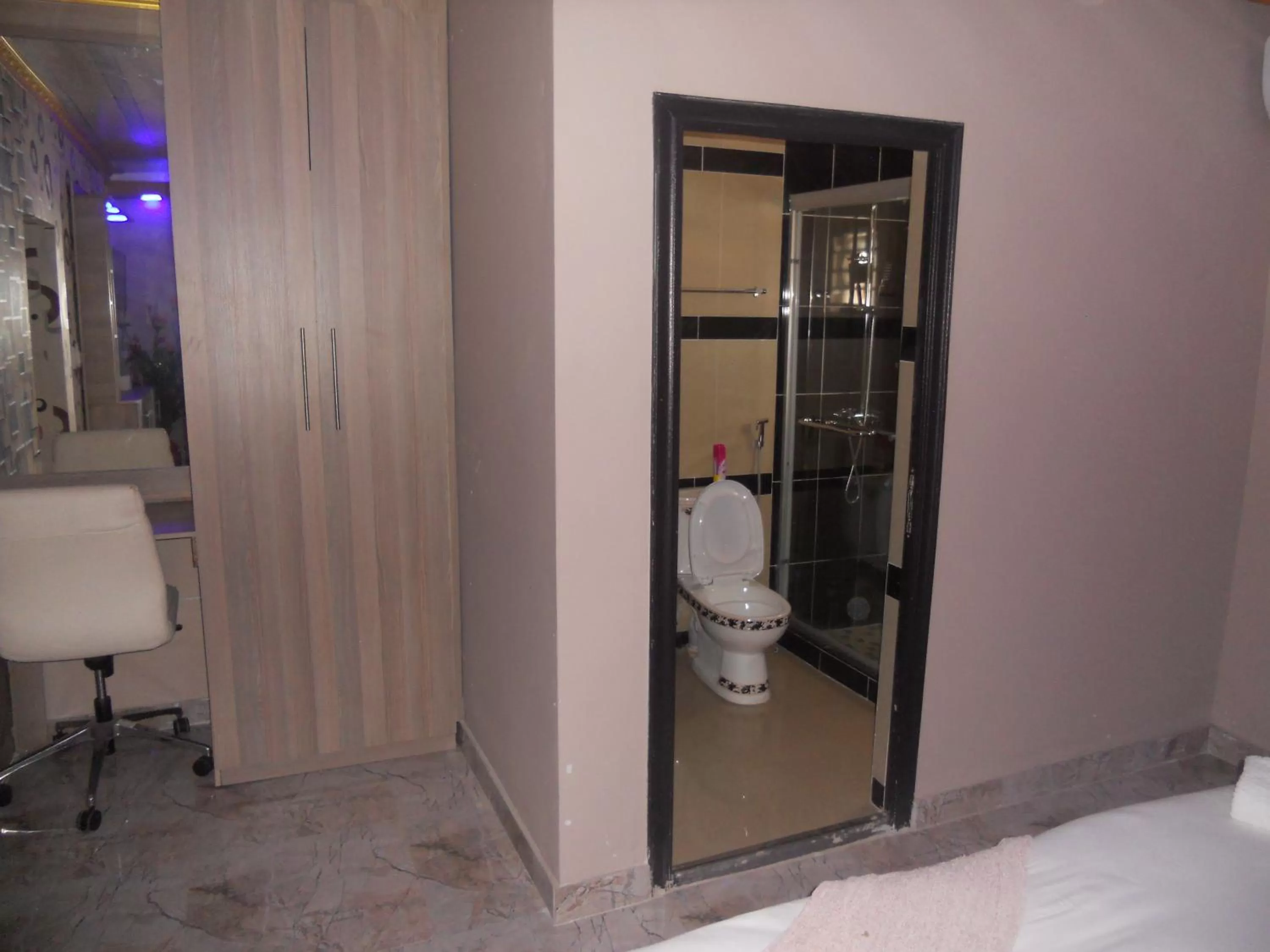 Toilet in Gold Crown International Hotel Johannesburg