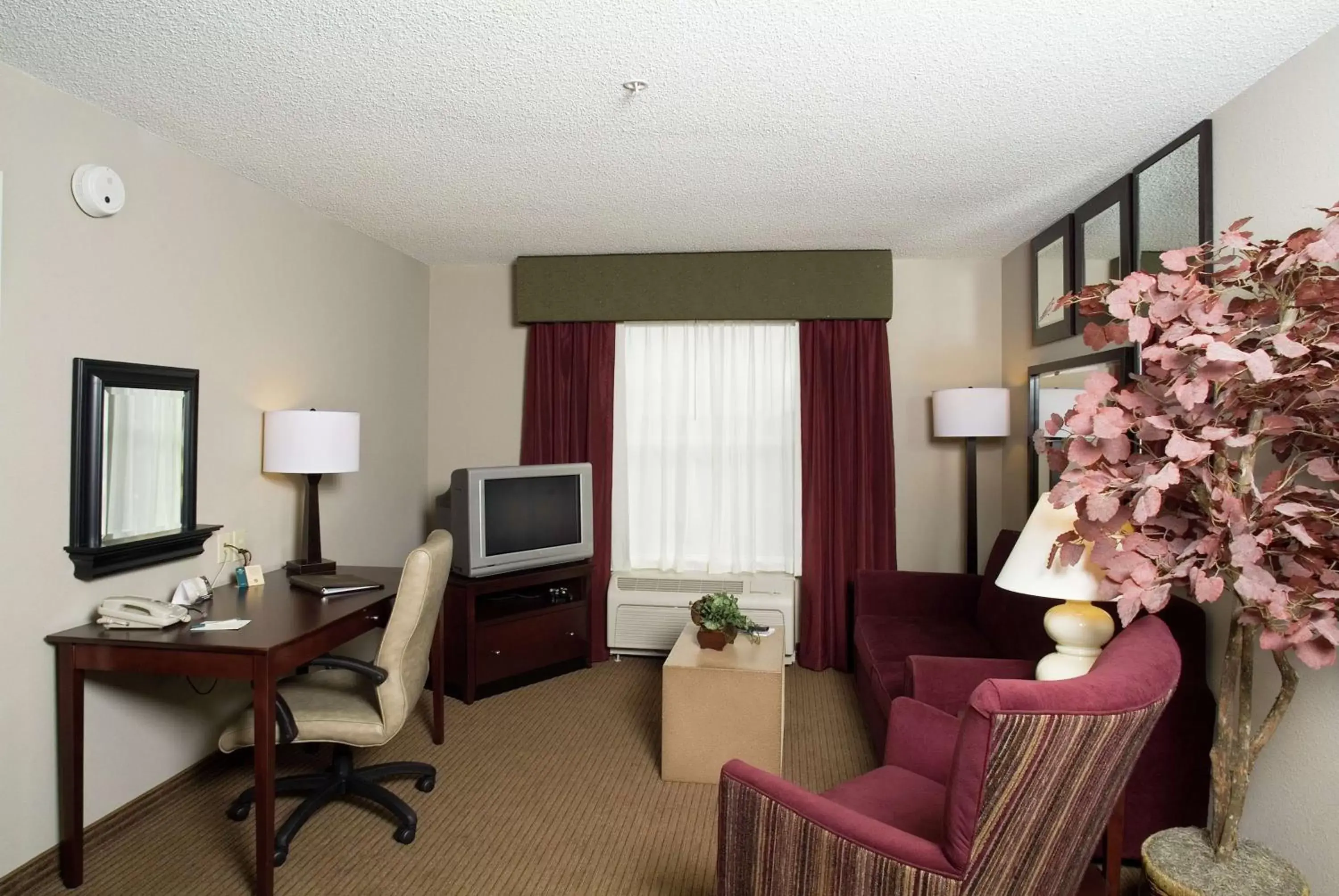 Living room, TV/Entertainment Center in Homewood Suites by Hilton Bloomington