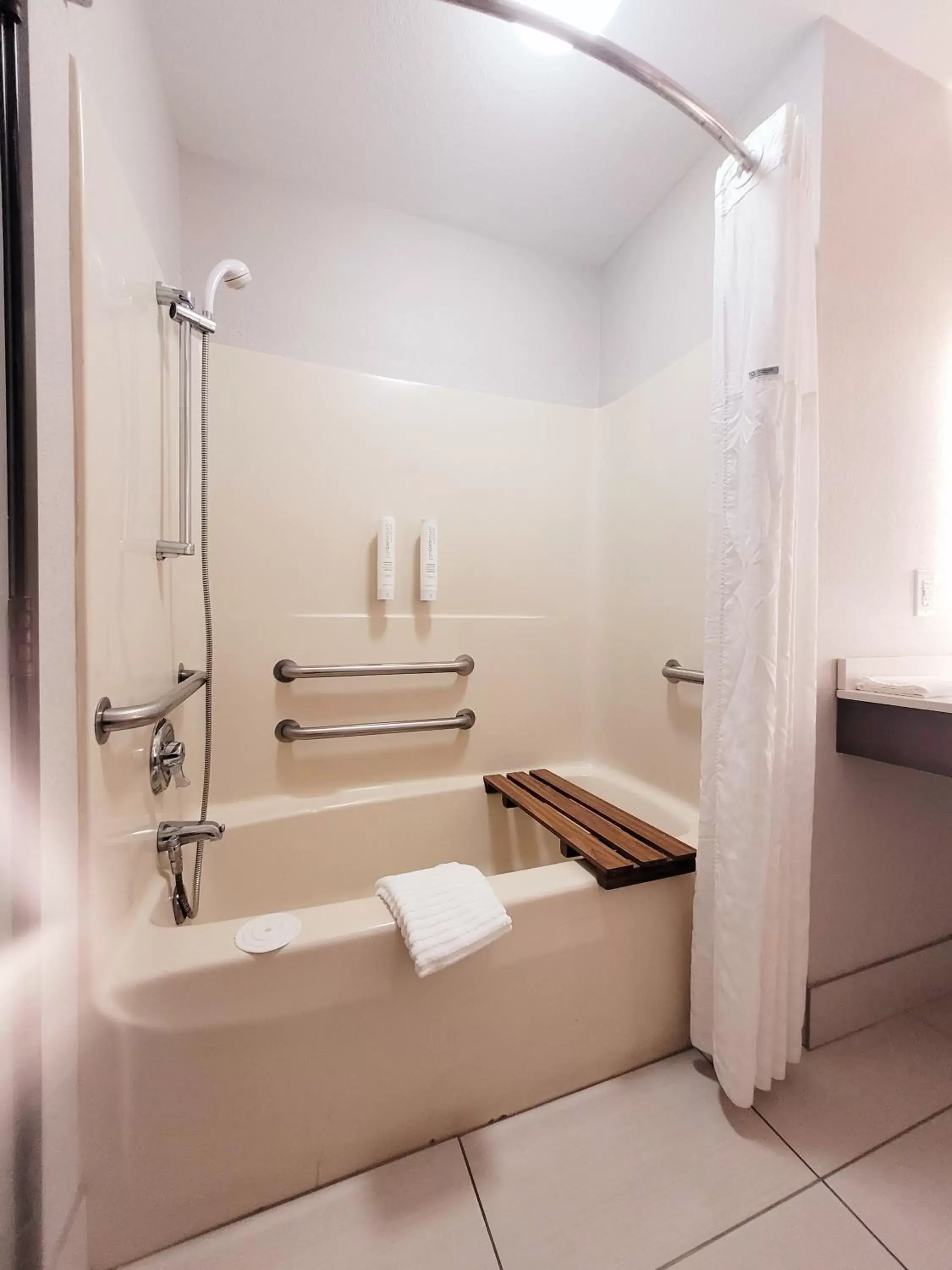 Shower, Bathroom in Clarion Pointe Harrodsburg-Danville