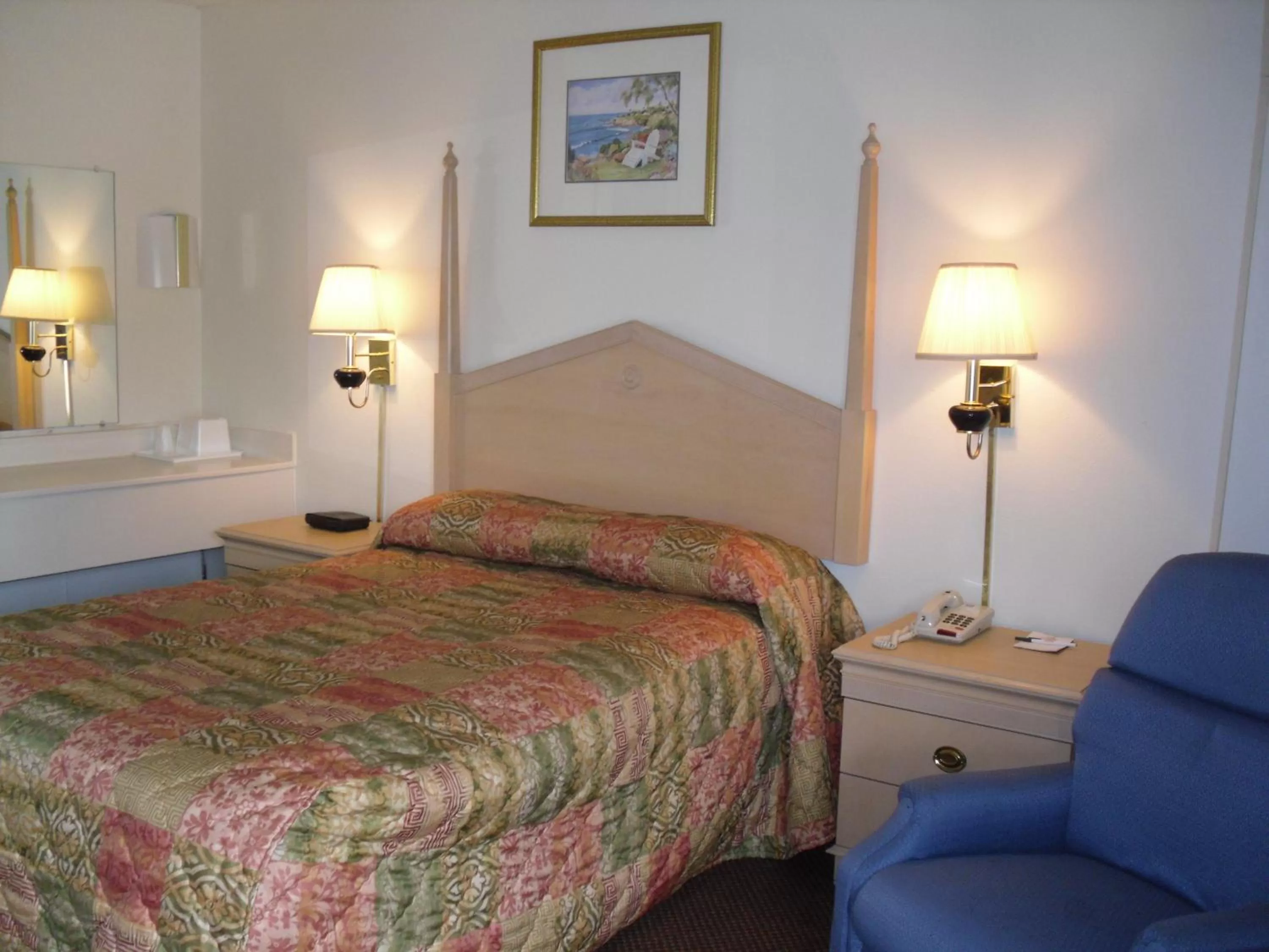 Bed in Canterbury Inn & Suites