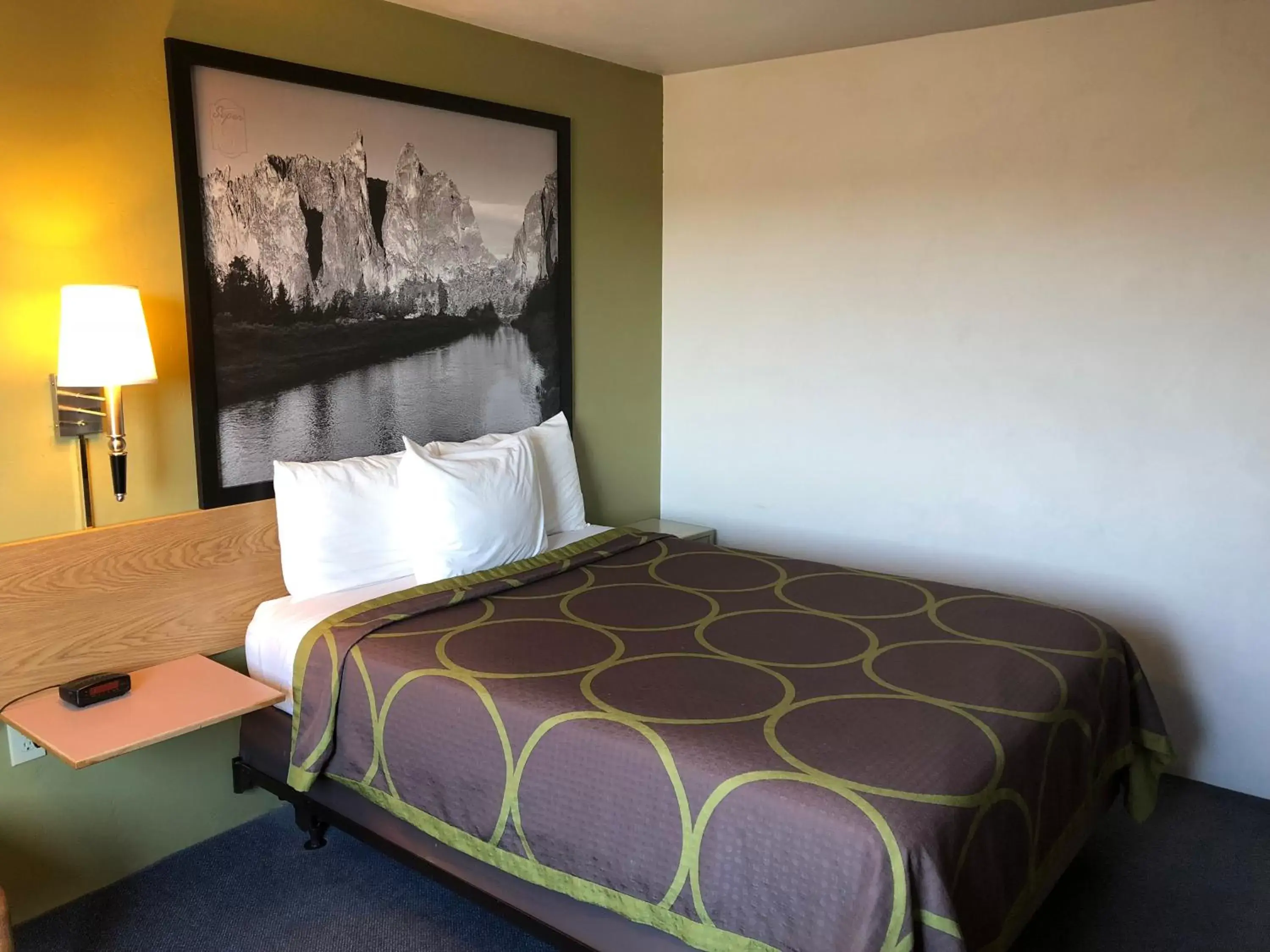 Bedroom, Bed in Super 8 by Wyndham Redmond Bedroom, Bed in Super 8 by Wyndham Redmond