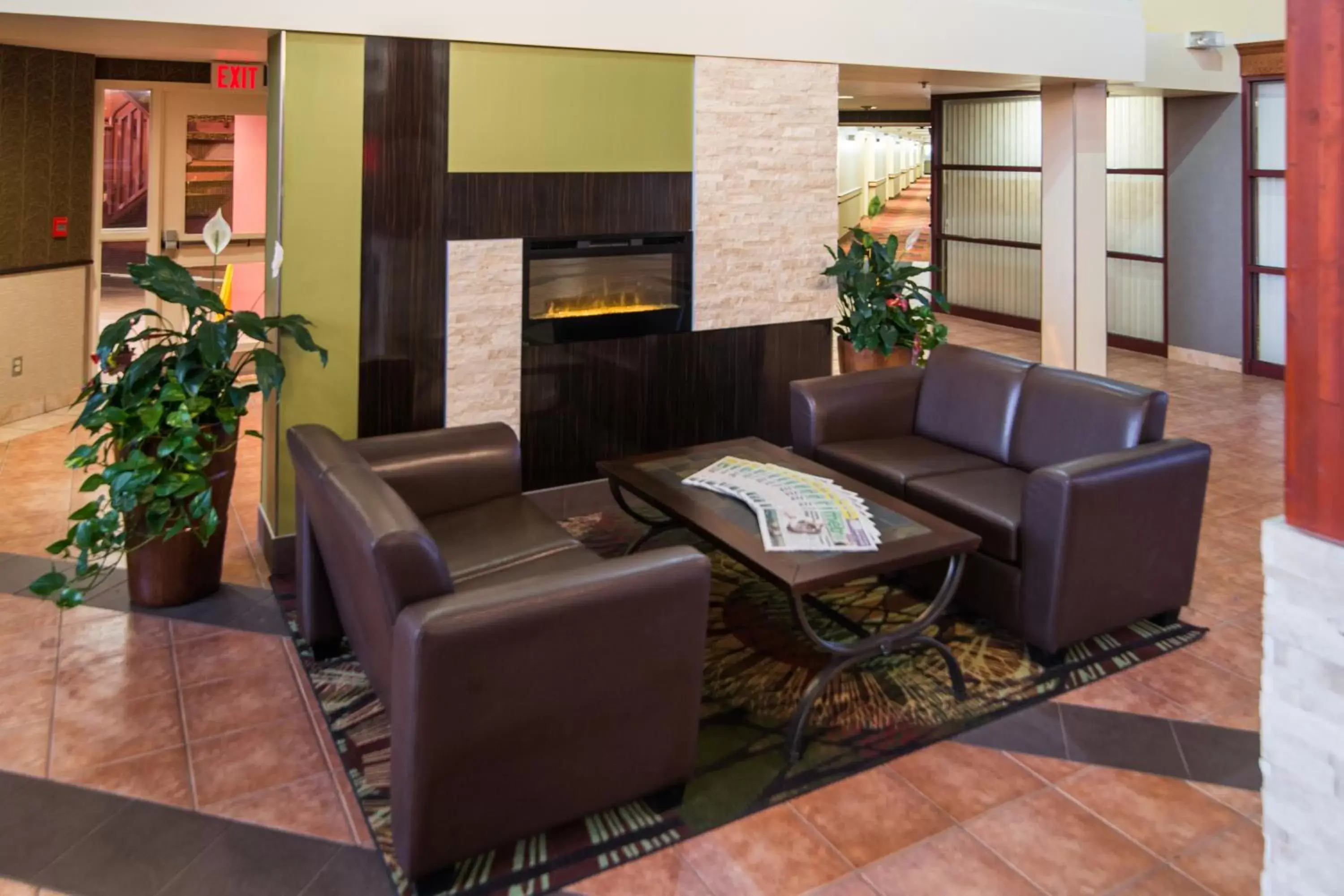 Lobby or reception, Lounge/Bar in Super 8 by Wyndham Sherwood Park/Edmonton Area