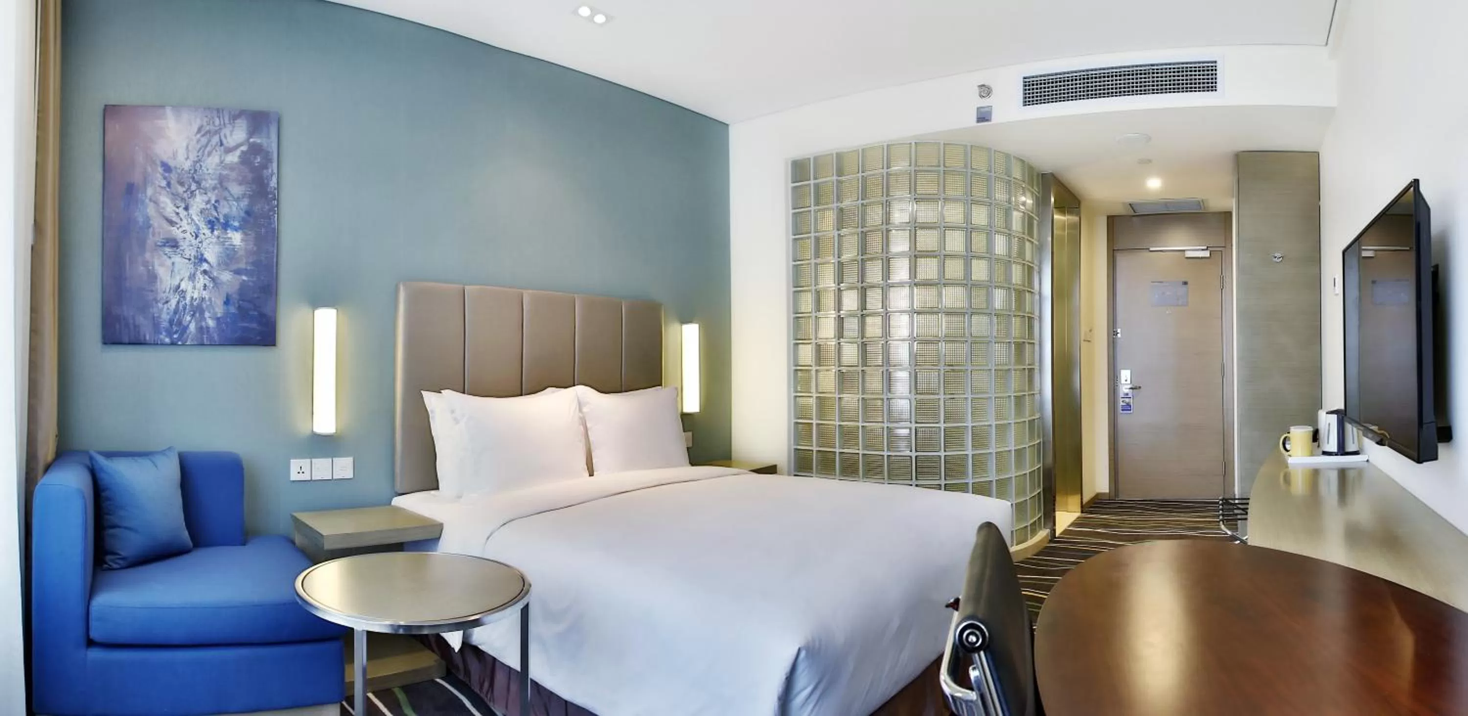 Photo of the whole room, Bed in Holiday Inn Express Langfang Park View by IHG