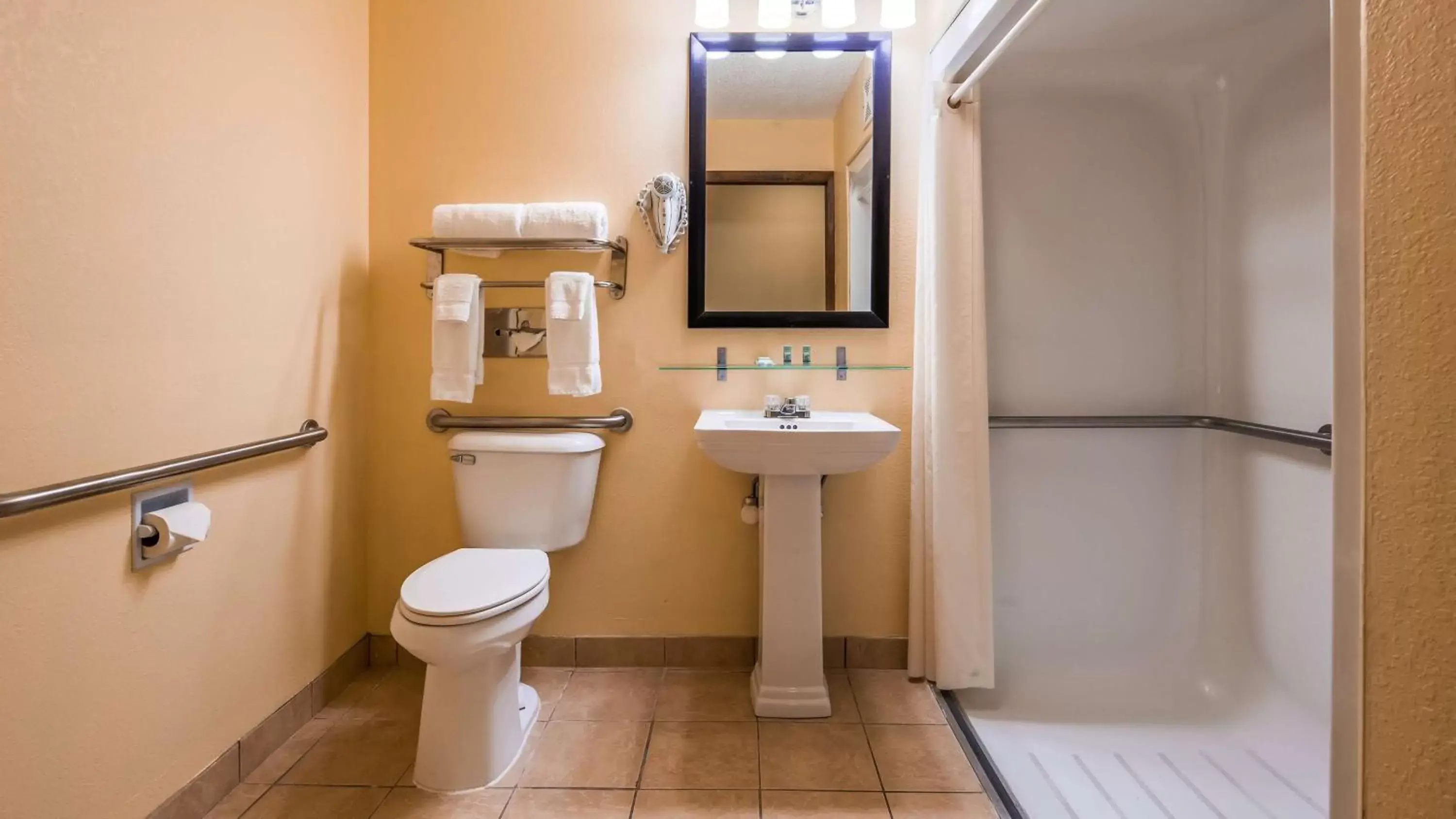 Photo of the whole room, Bathroom in Best Western Muncie