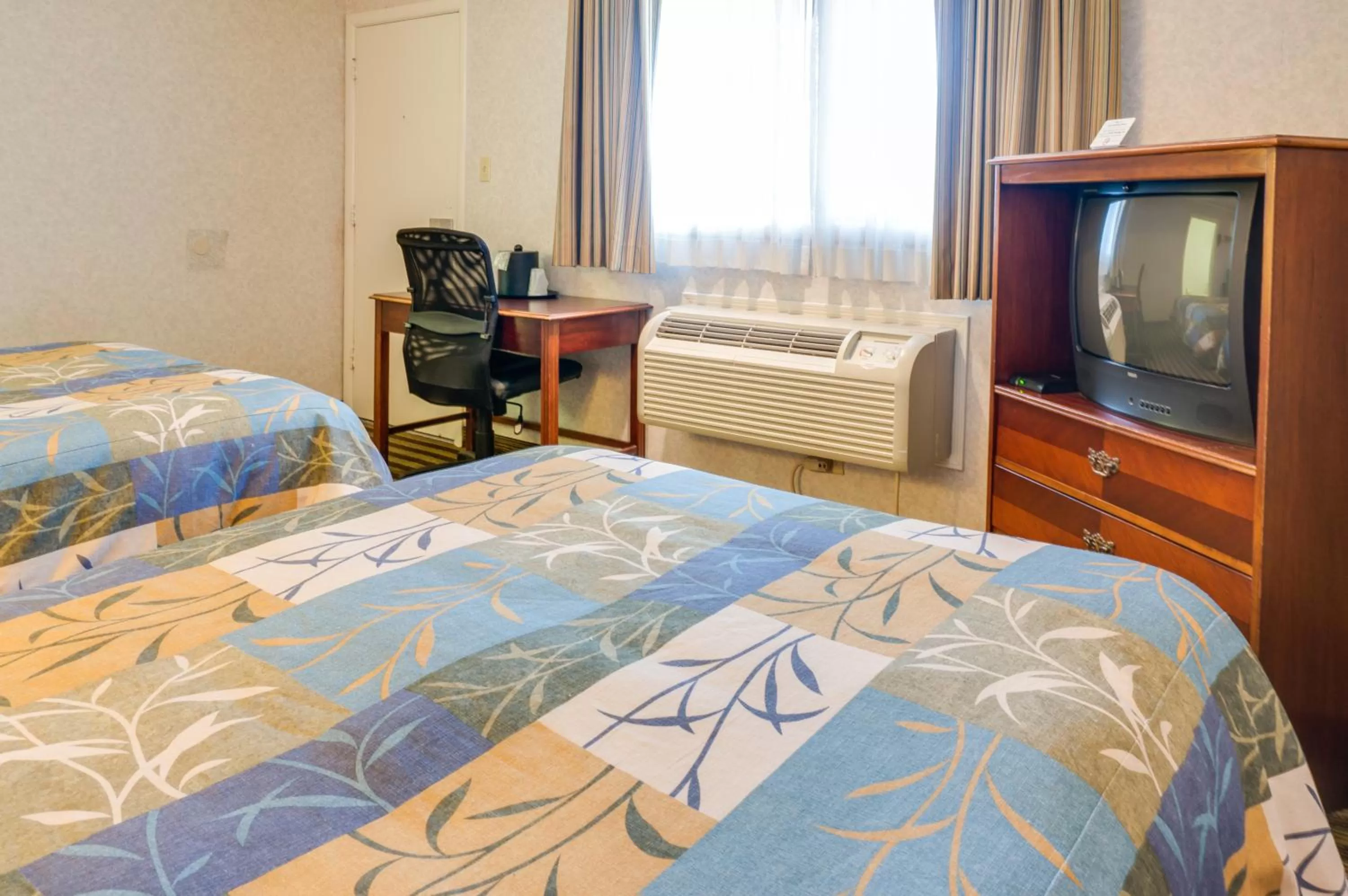 Double Room with Two Double Beds - Non-Smoking in Francisco Bay Inn