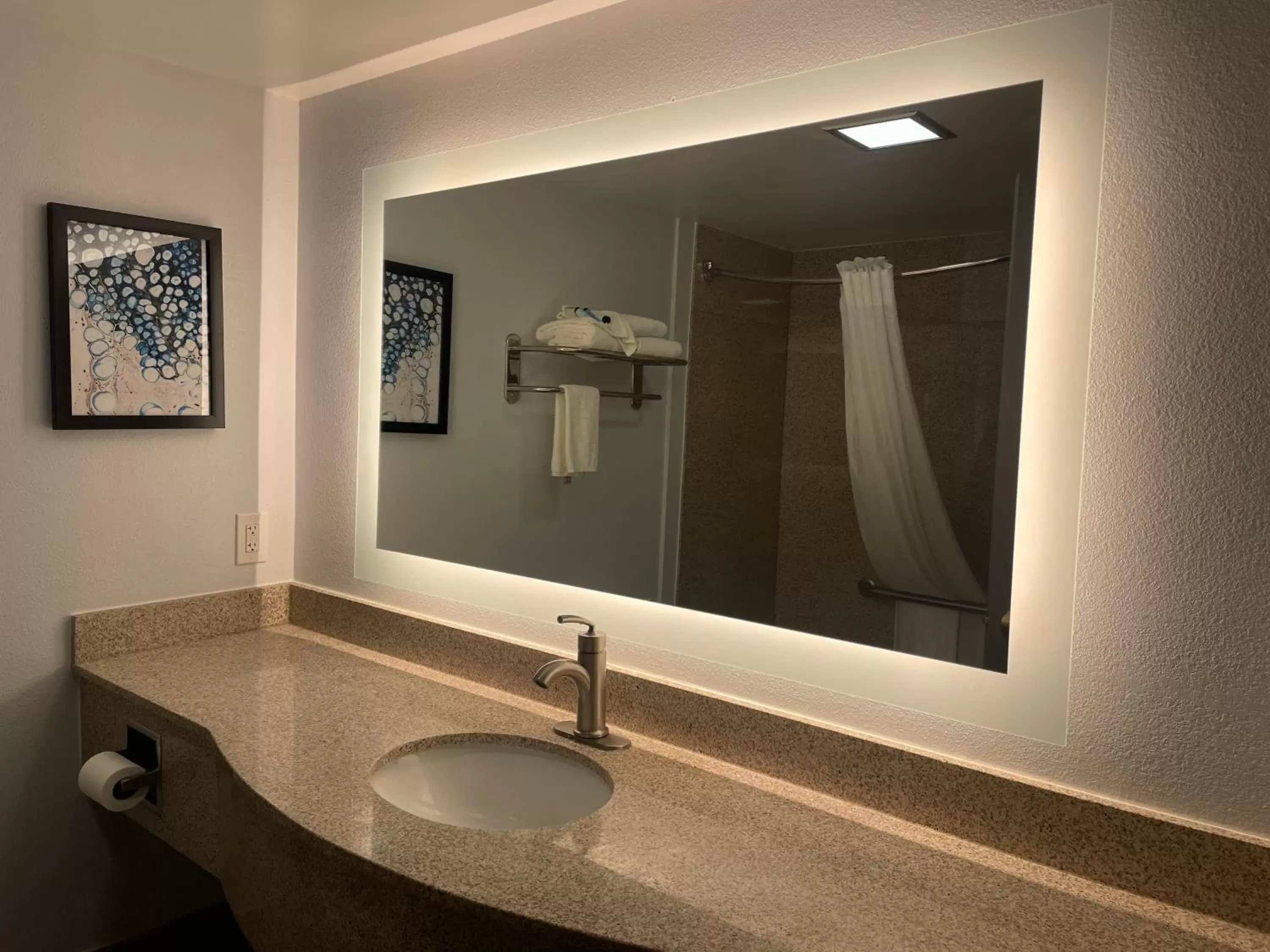 Bathroom in Wingate by Wyndham Waldorf - Washington DC Area