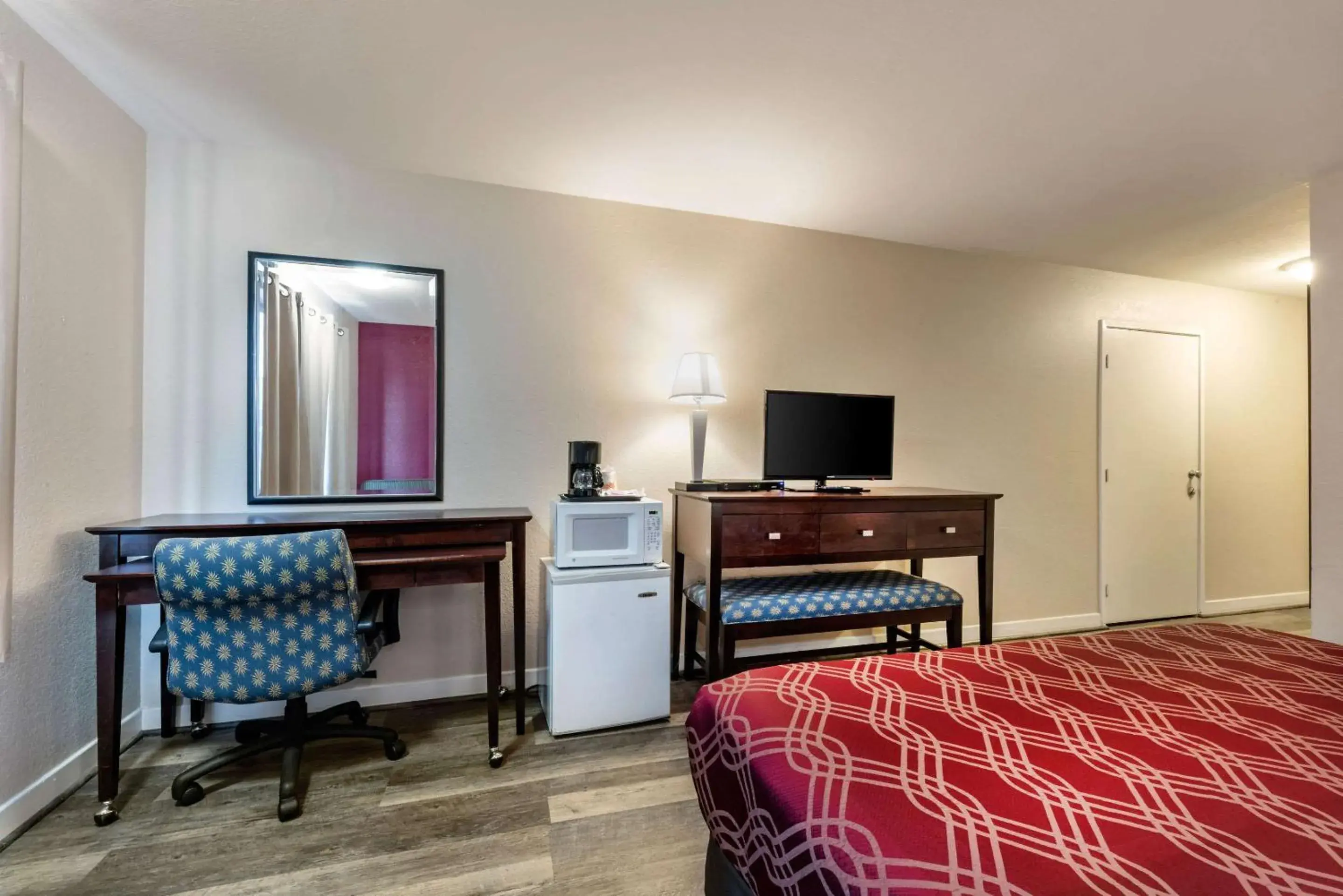 Photo of the whole room, Bed in Bay Breeze Inn Photo of the whole room, Bed in Bay Breeze Inn