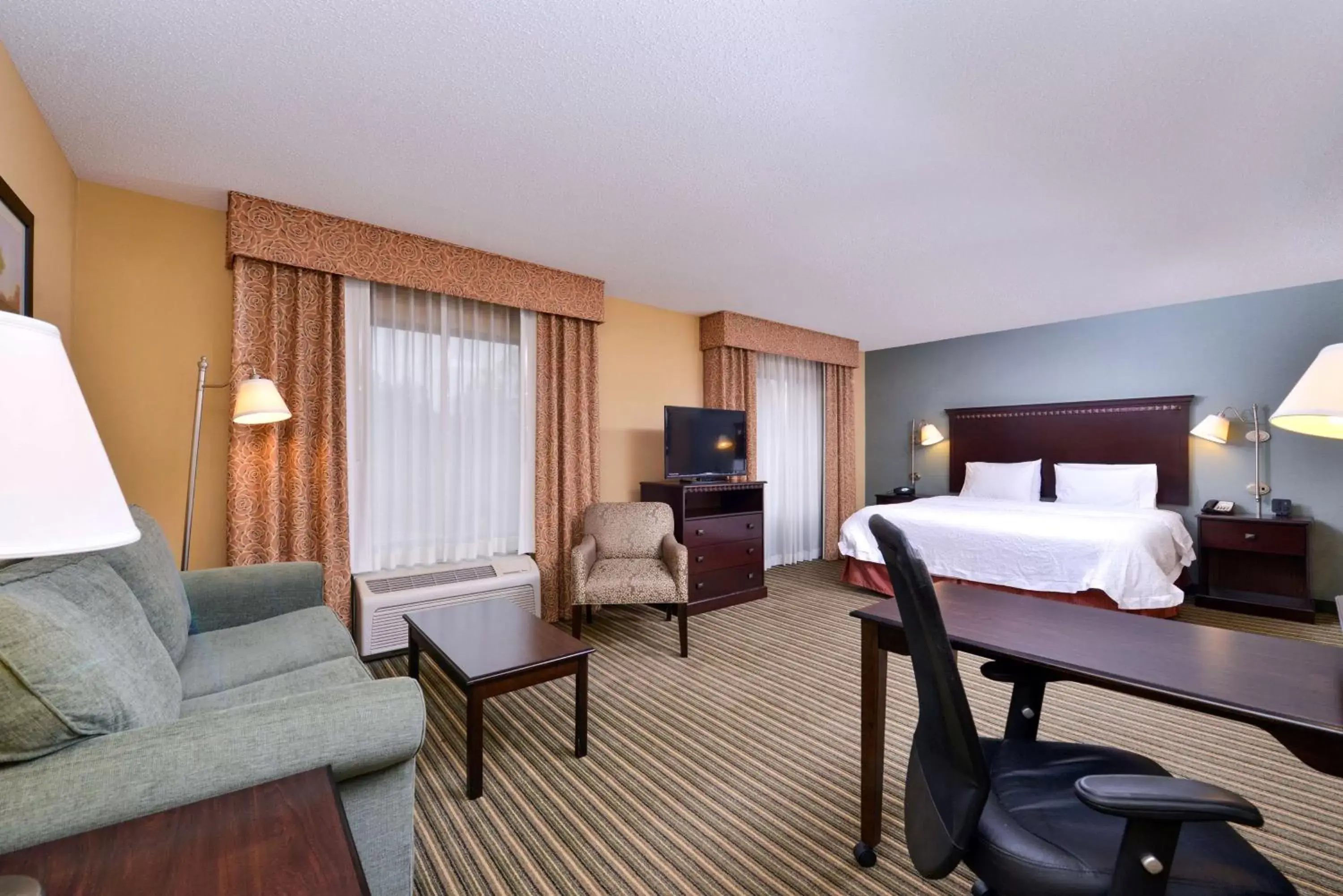 Bed, Seating Area in Hampton Inn & Suites Fort Belvoir Alexandria South