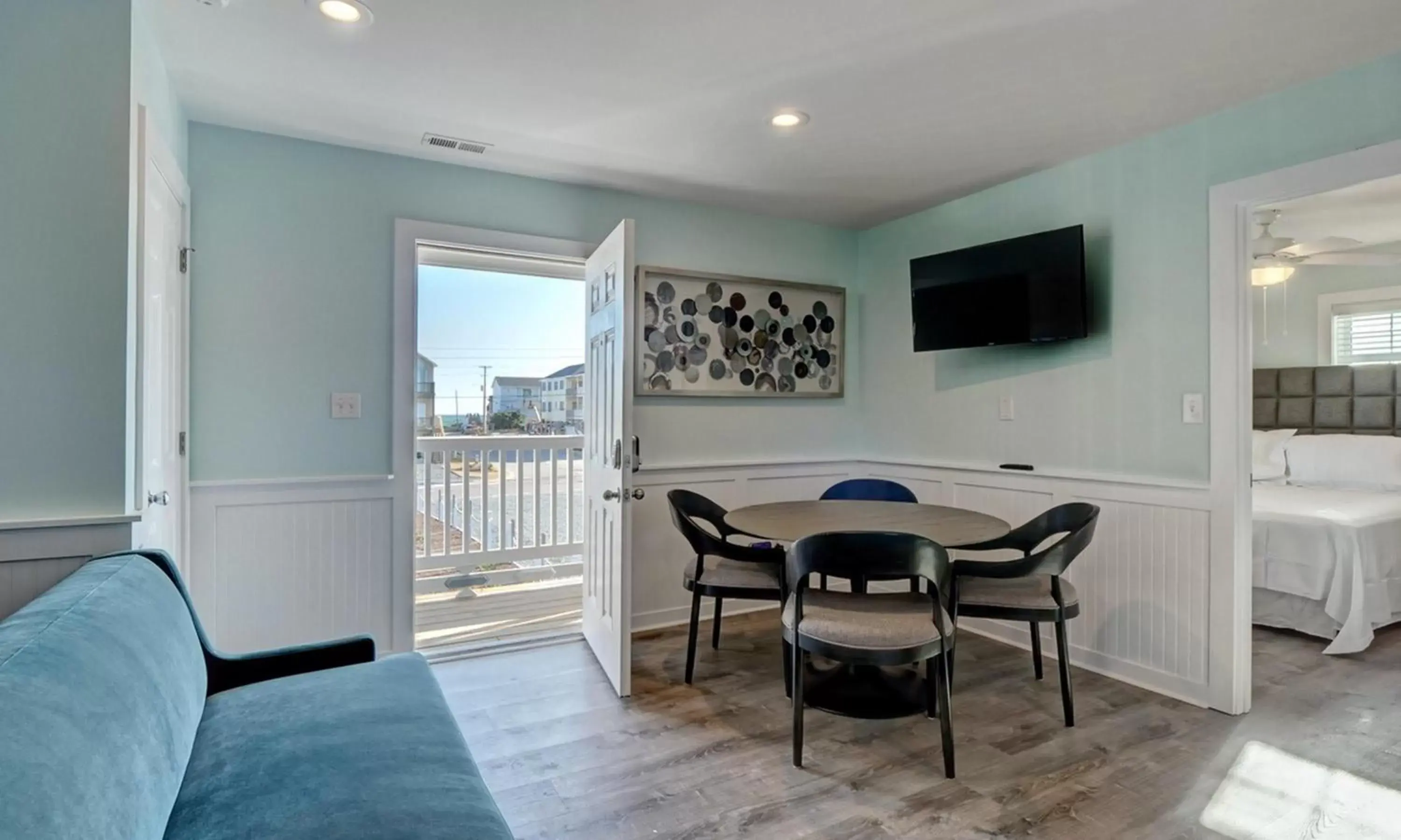 Dining Area in Loggerhead Inn and Suites by Carolina Retreats