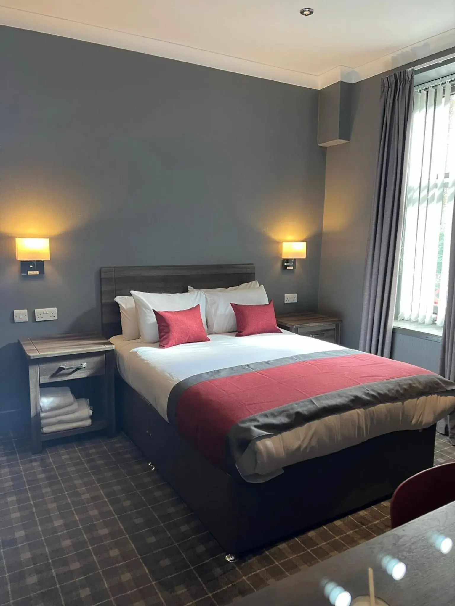 Bedroom, Bed in Devoncove Hotel Glasgow