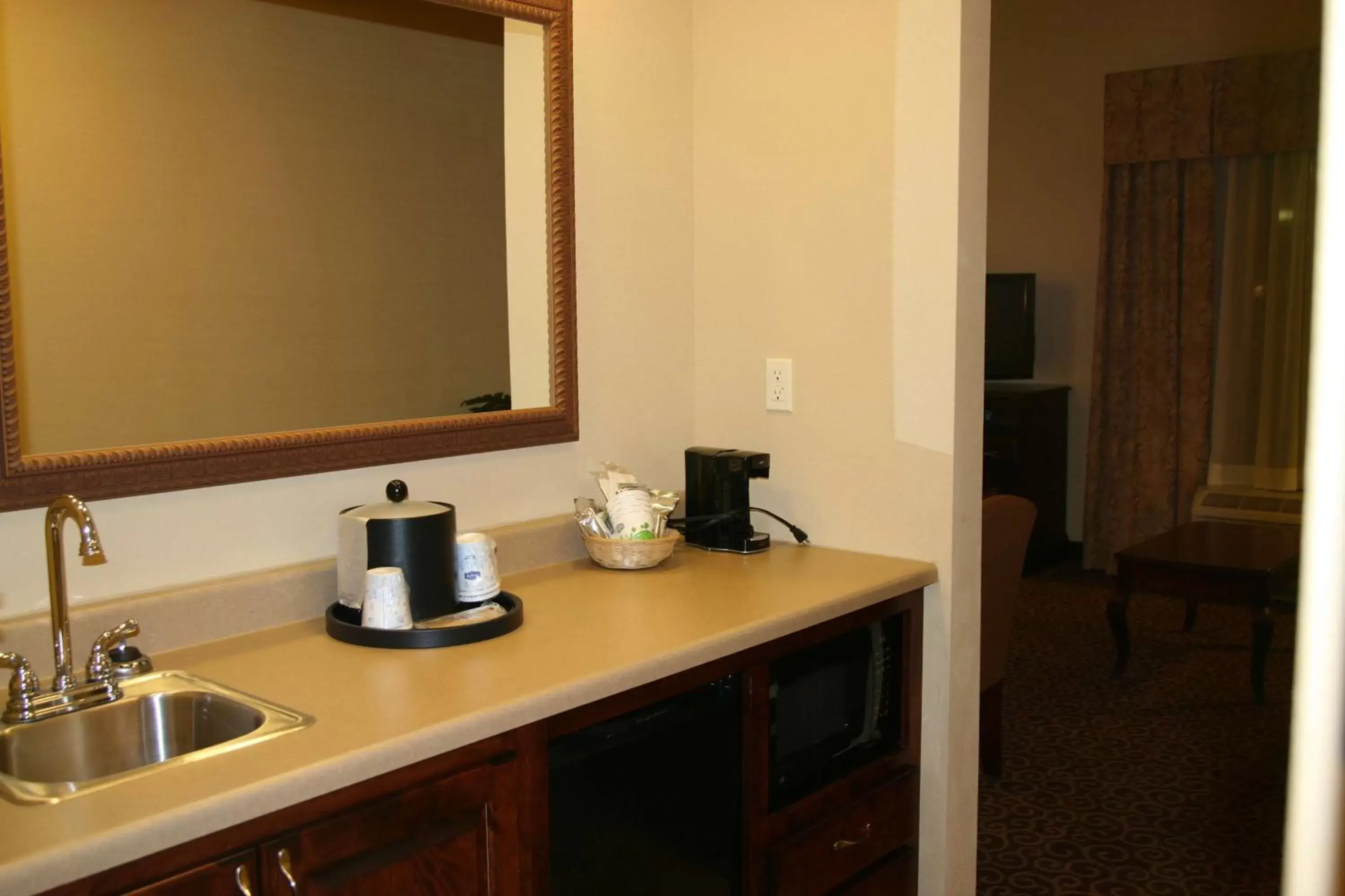 Bed, Kitchen/Kitchenette in Hampton Inn & Suites Brookings