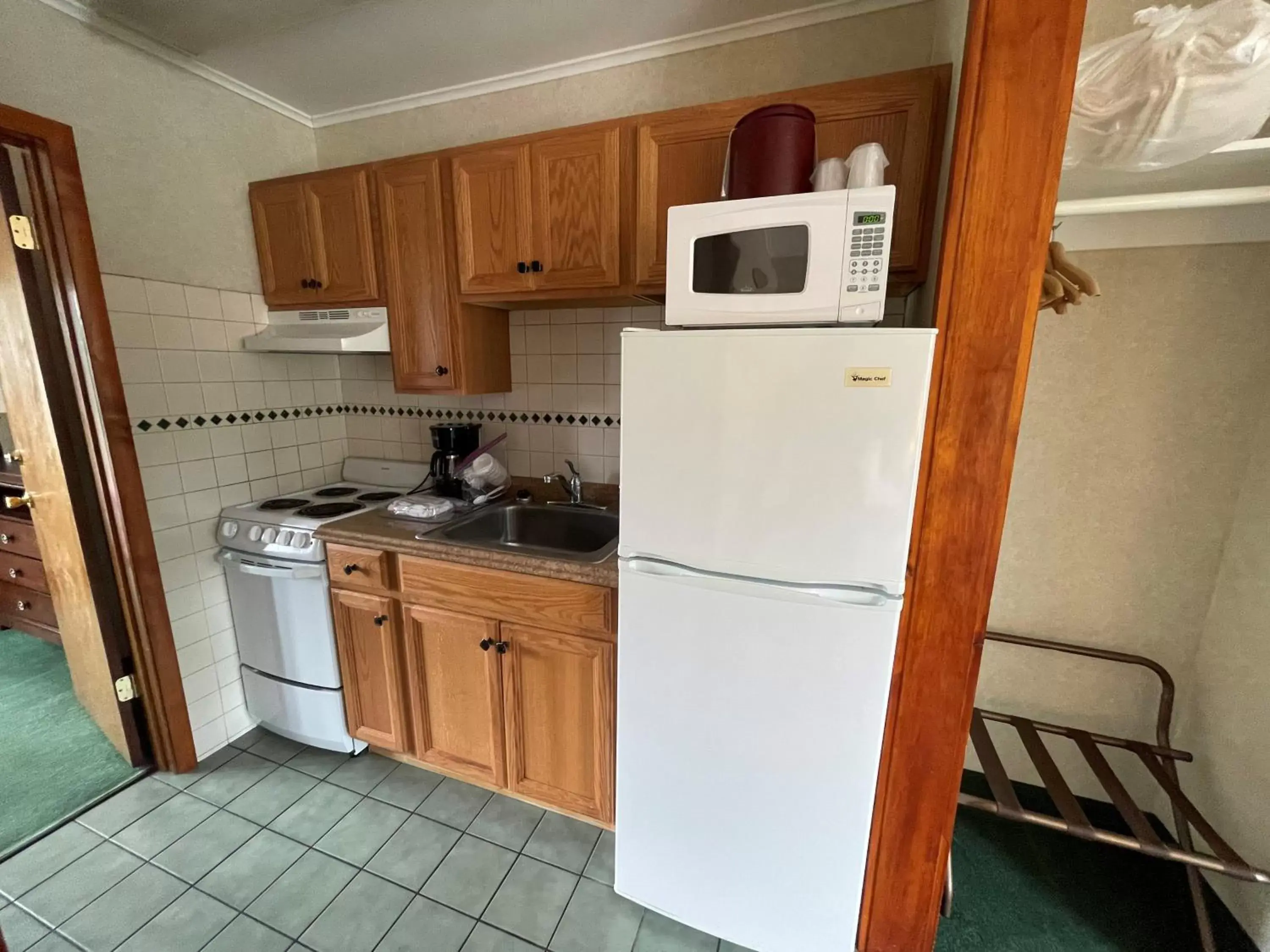 Kitchen/Kitchenette in Mohican Resort Motel, Conveniently located to all Adirondack attractions