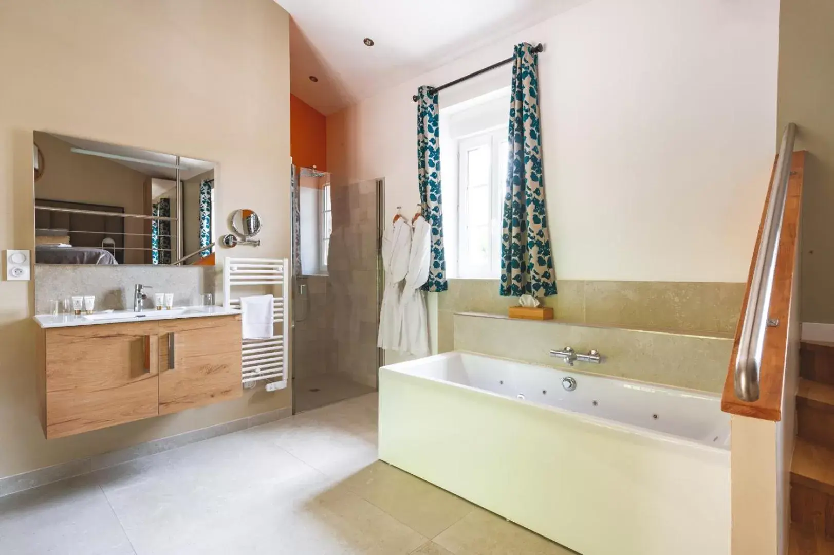 Bathroom in Hôtel & SPA Ventoux Provence "Domaine des Tilleuls"