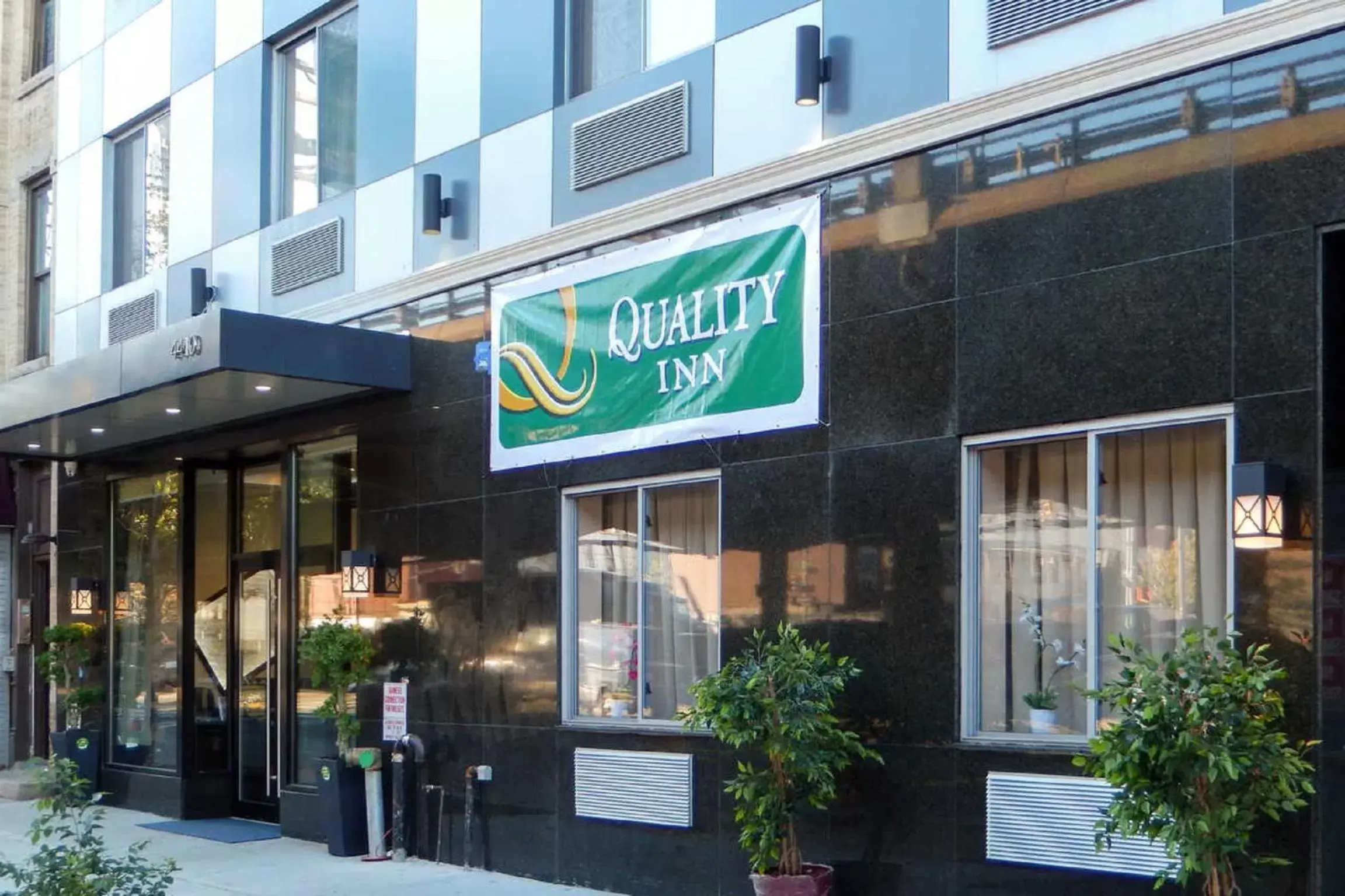 Facade/entrance in Quality Inn near Sunset Park