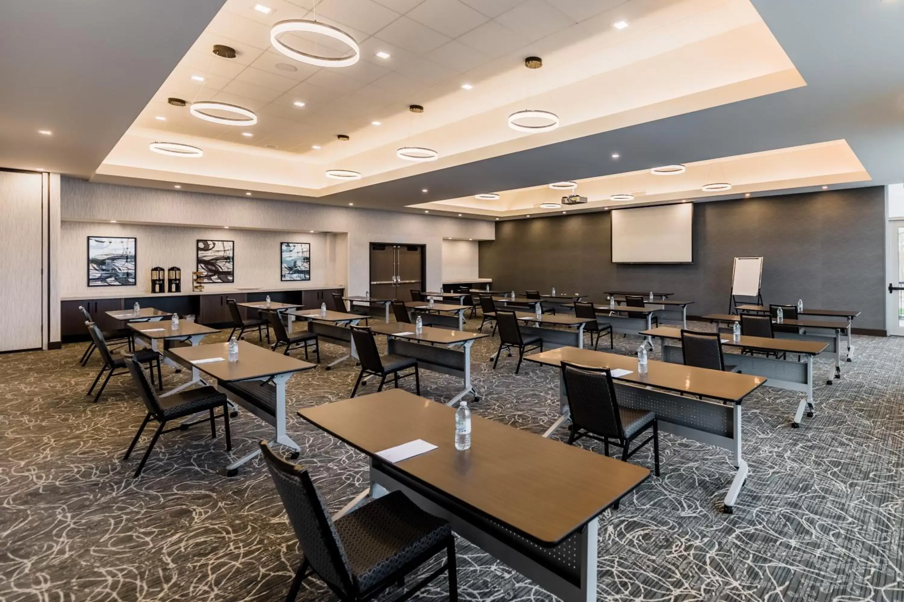 Meeting/conference room, Restaurant/Places to Eat in Hyatt House Winnipeg South Outlet Collection