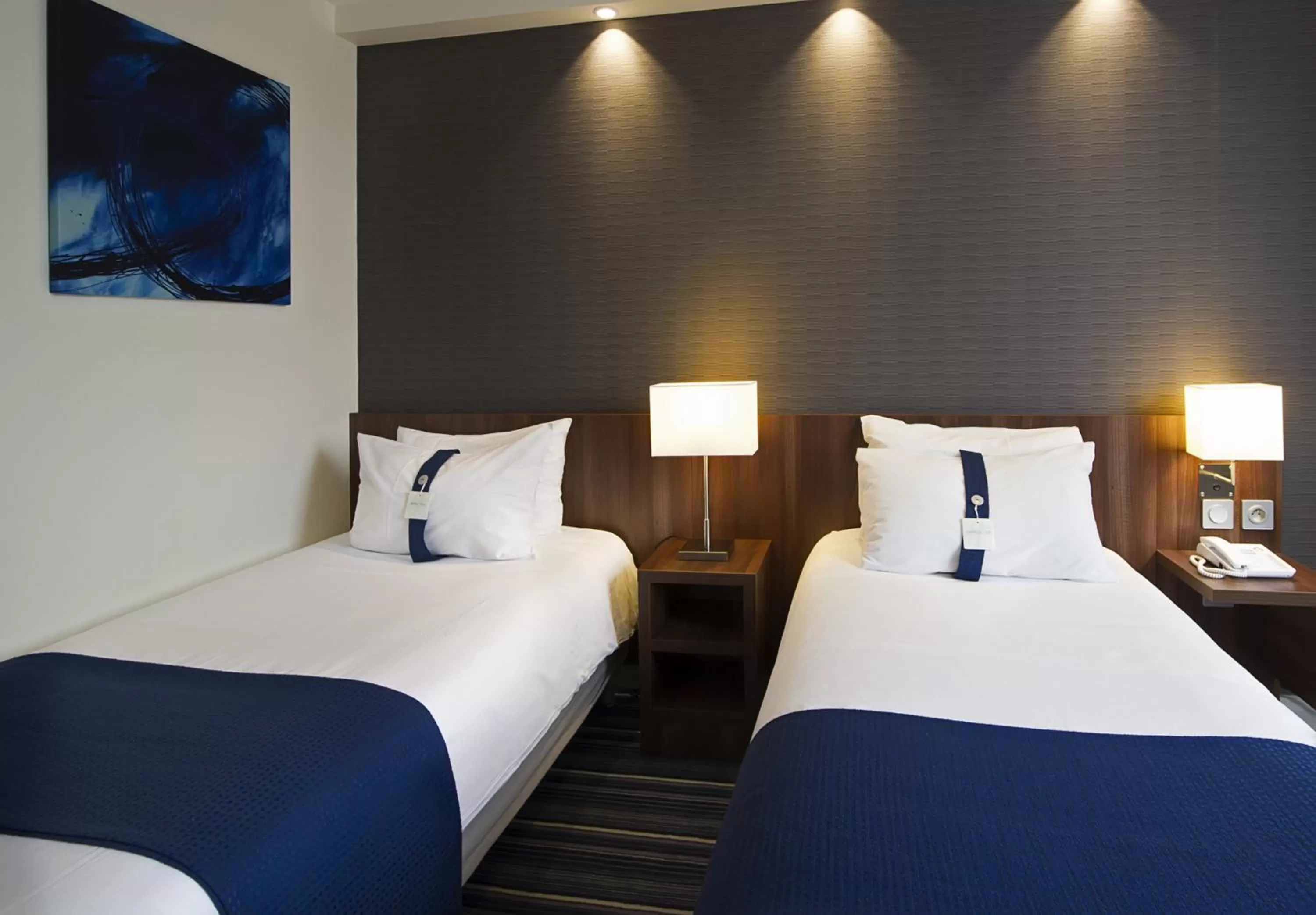Photo of the whole room, Bed in Holiday Inn Express Lille Centre by IHG