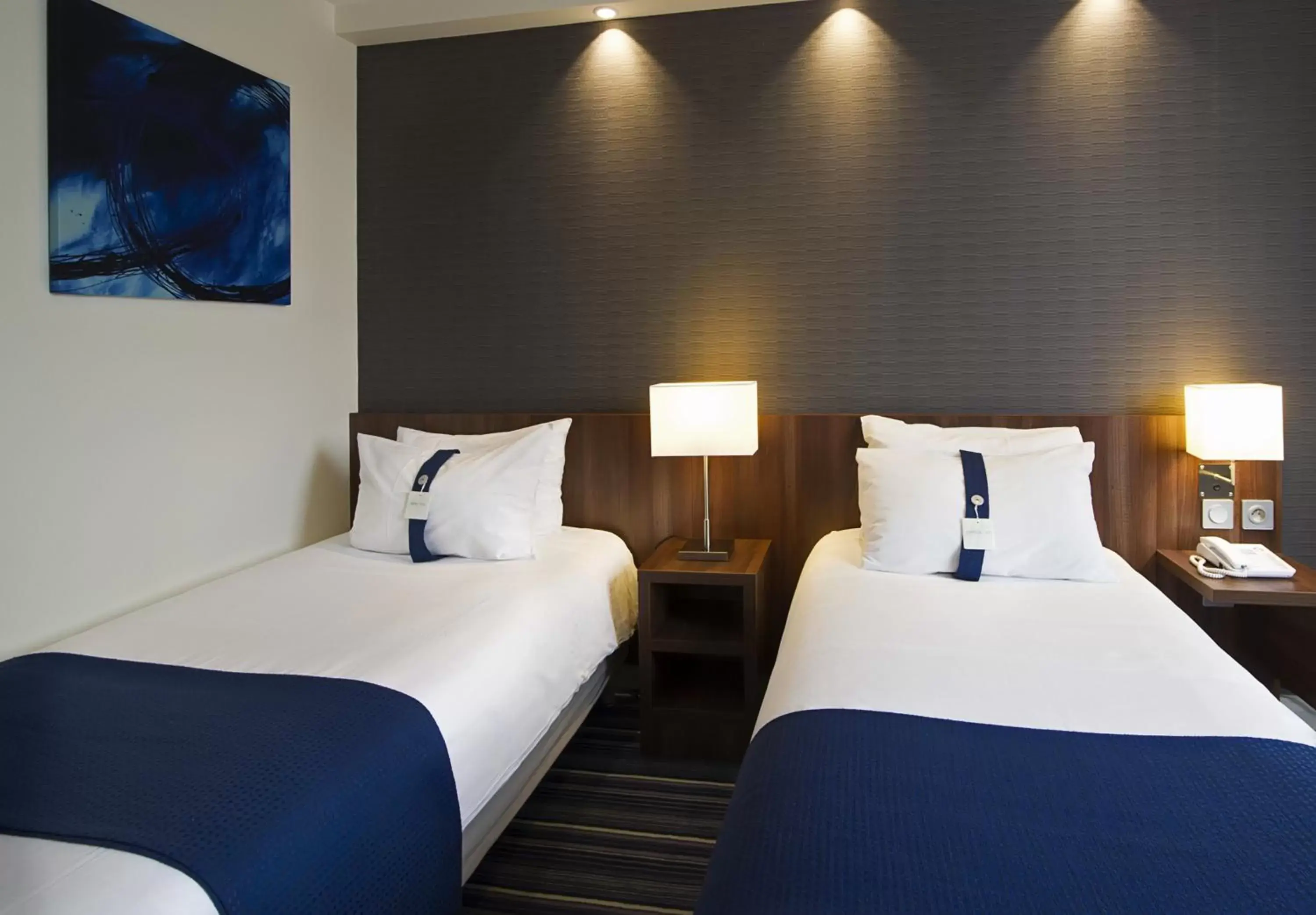 Photo of the whole room, Bed in Holiday Inn Express Lille Centre, an IHG Hotel