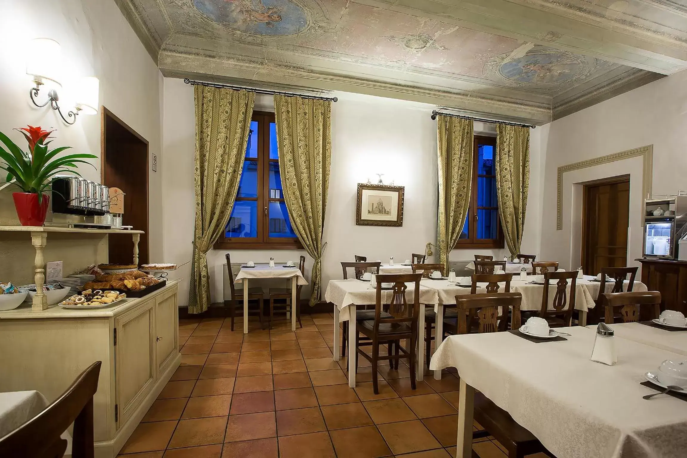 Breakfast, Restaurant/Places to Eat in Relais Hotel Centrale "Dimora Storica"