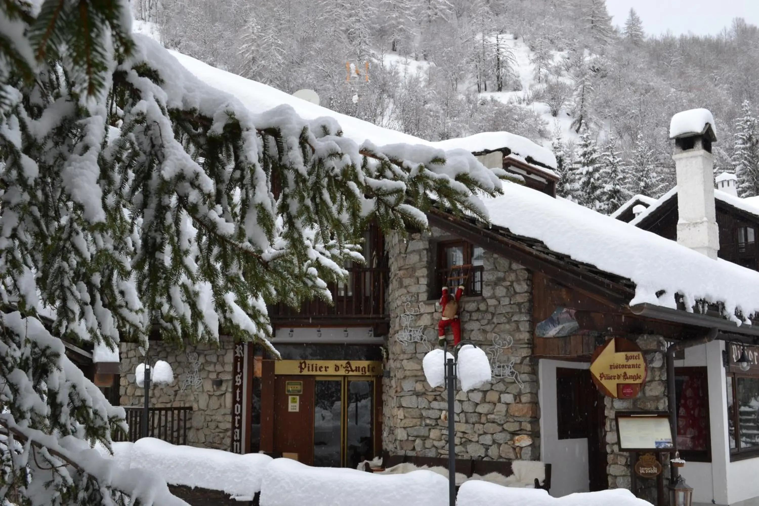 Property building, Winter in Hotel Pilier D'Angle & Wellness