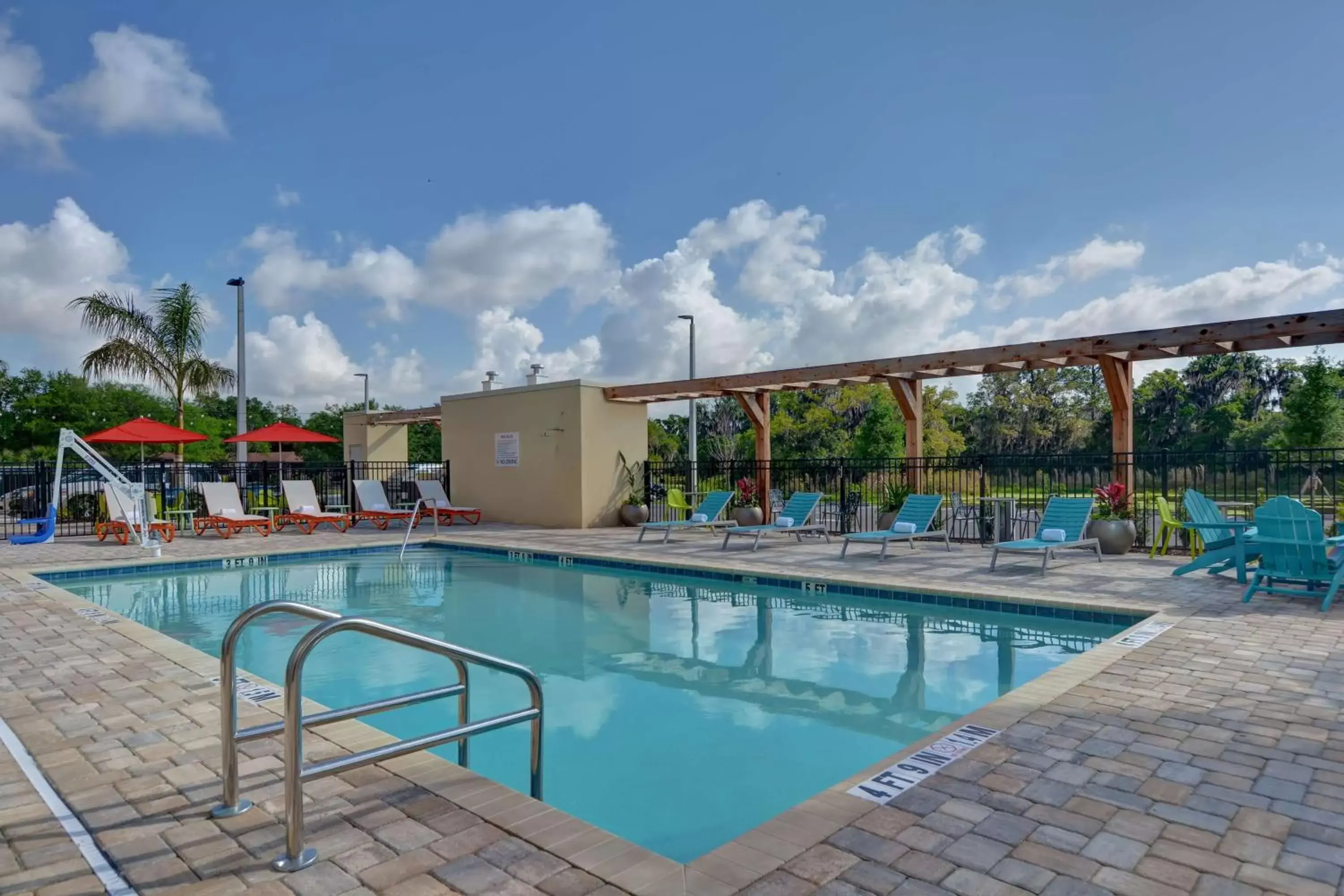 Property building, Swimming Pool in Home2 Suites by Hilton, Sarasota I-75 Bee Ridge, Fl