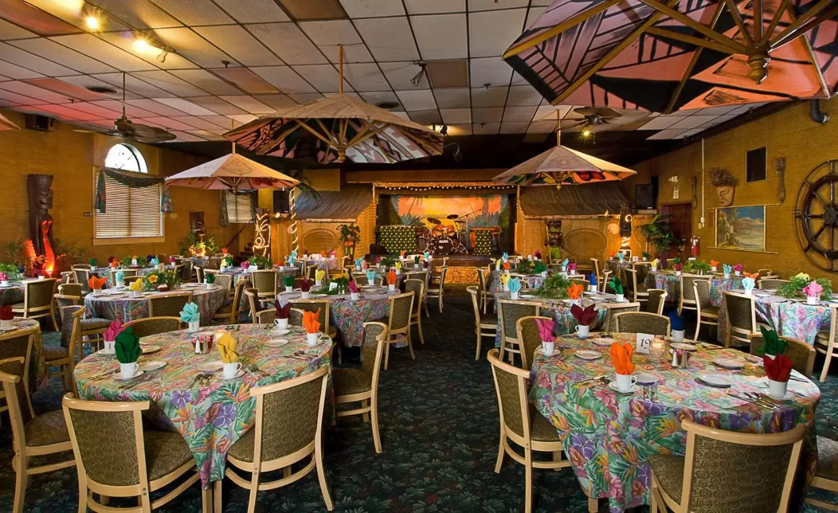 Restaurant/Places to Eat in Tiki Resort