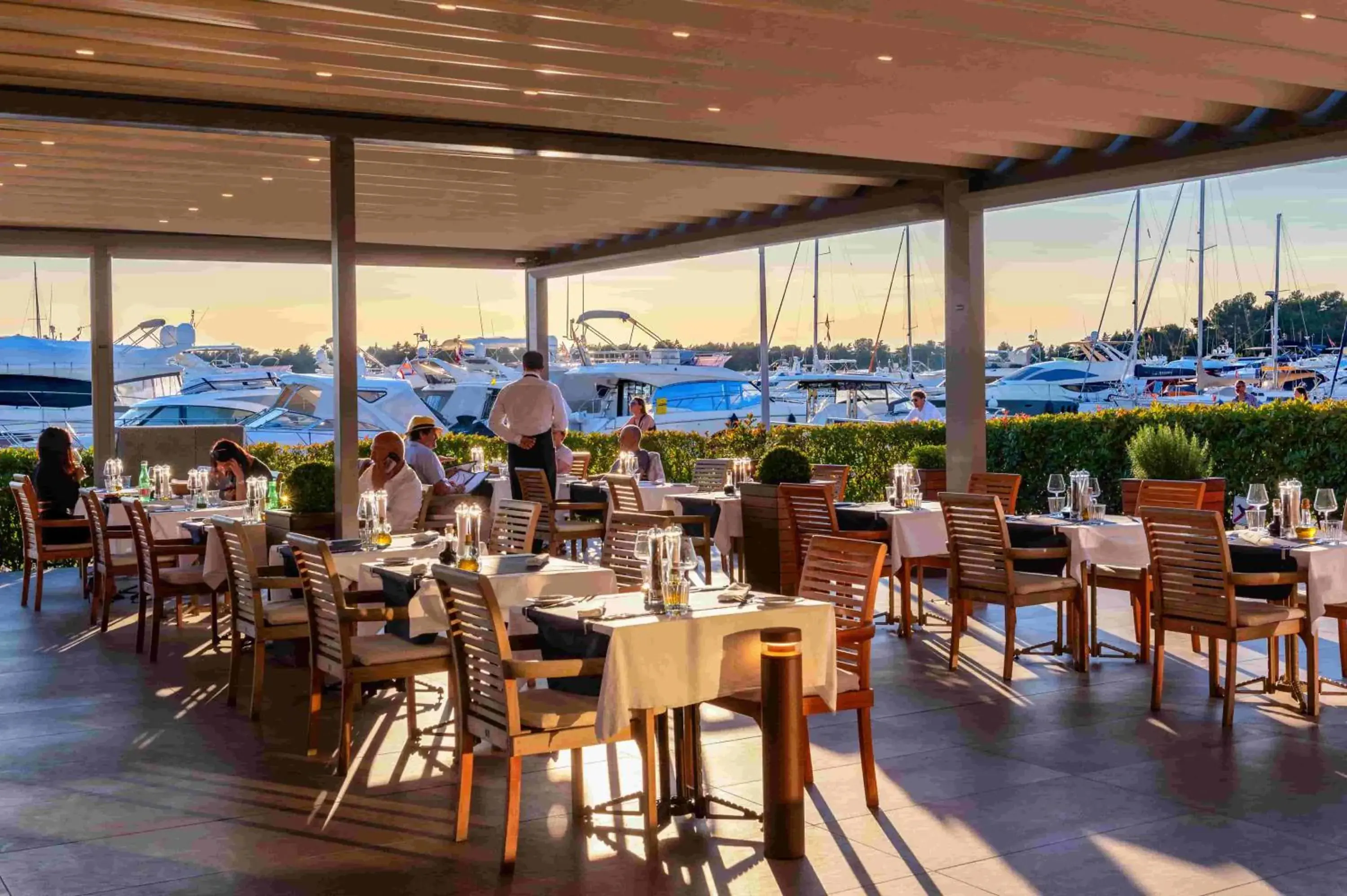 Restaurant/Places to Eat in Hotel Nautica