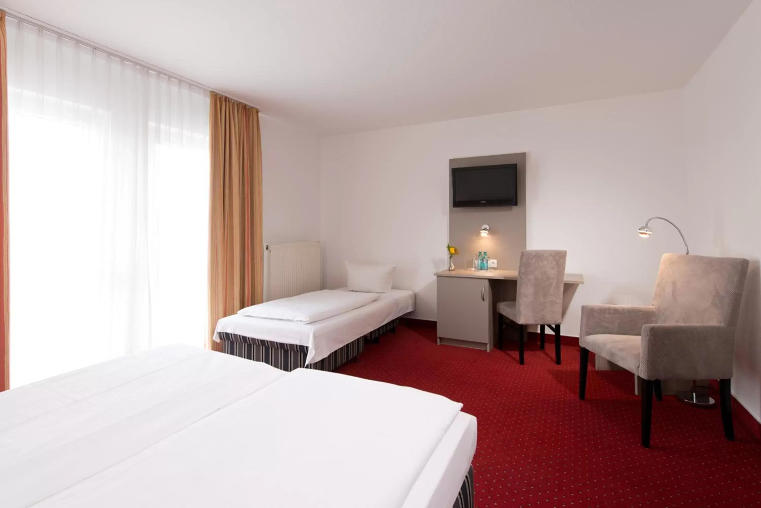 Photo of the whole room, Bed in ACHAT Hotel Frankenthal in der Pfalz