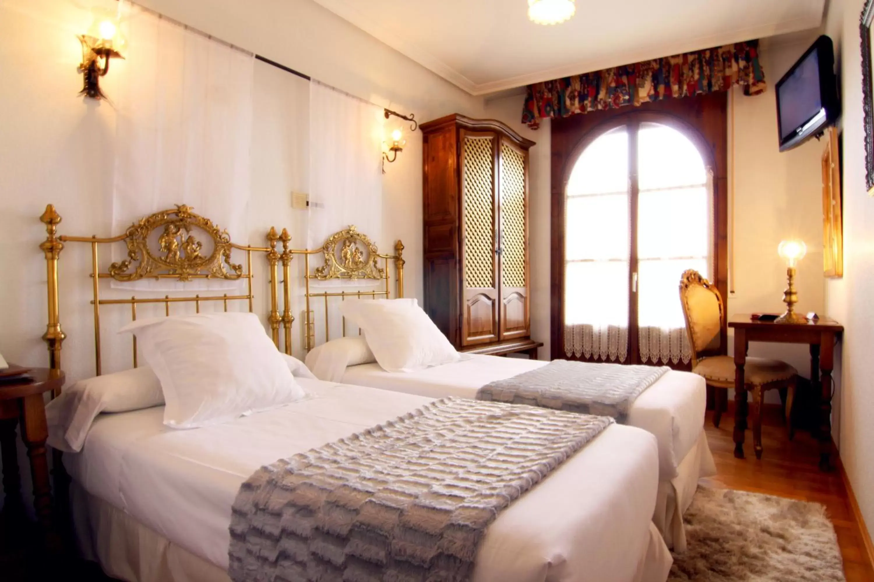 Day, Bed in Hotel Merindad de Olite