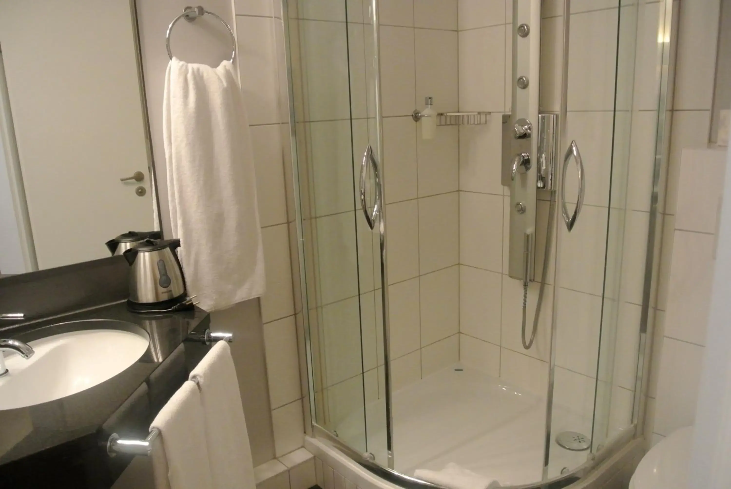 Bathroom in Town Hotel Wiesbaden - kleines Privathotel mit Self-Check-In in Bestlage