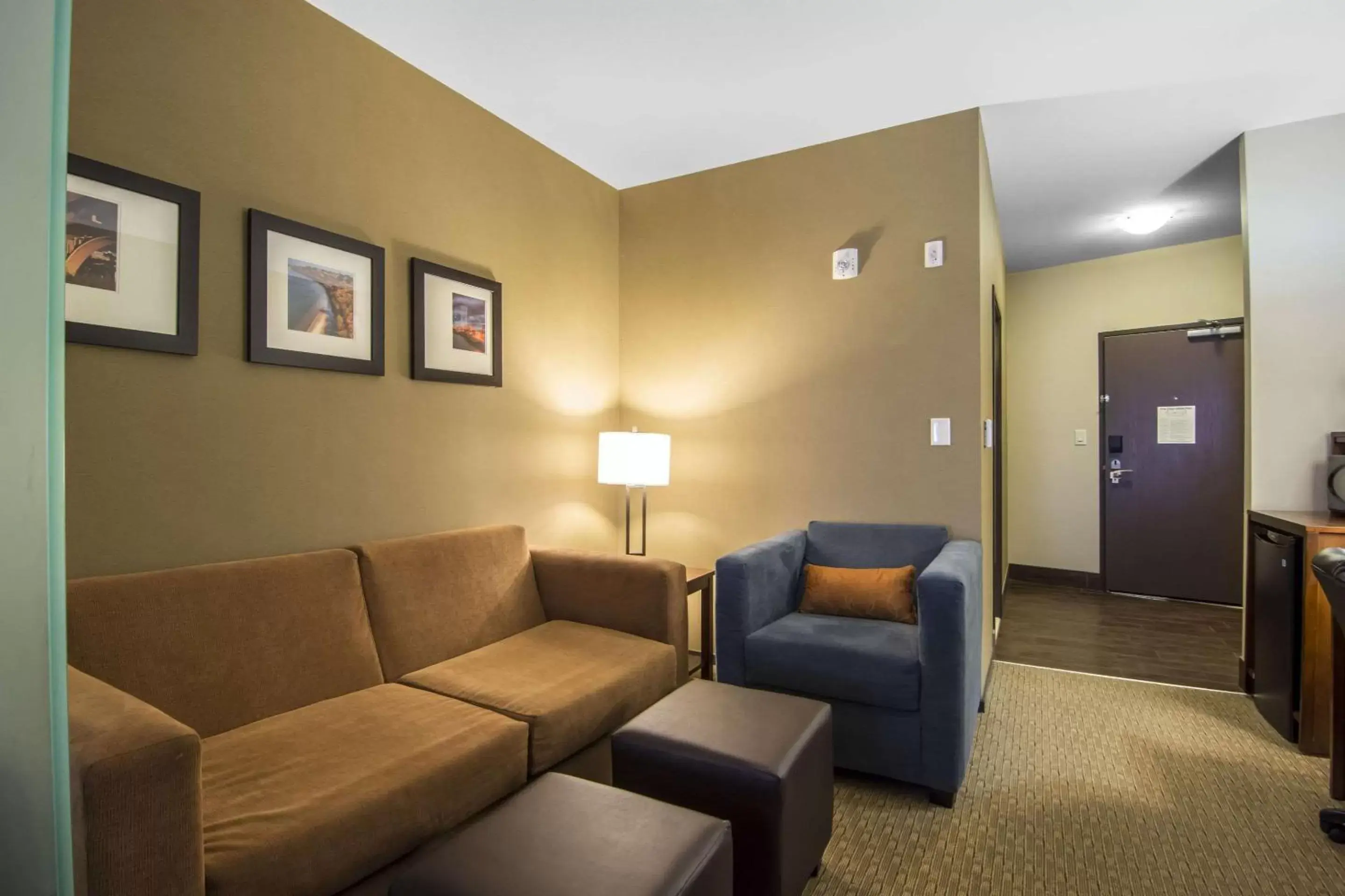 Photo of the whole room, Seating Area in Comfort Suites Saskatoon