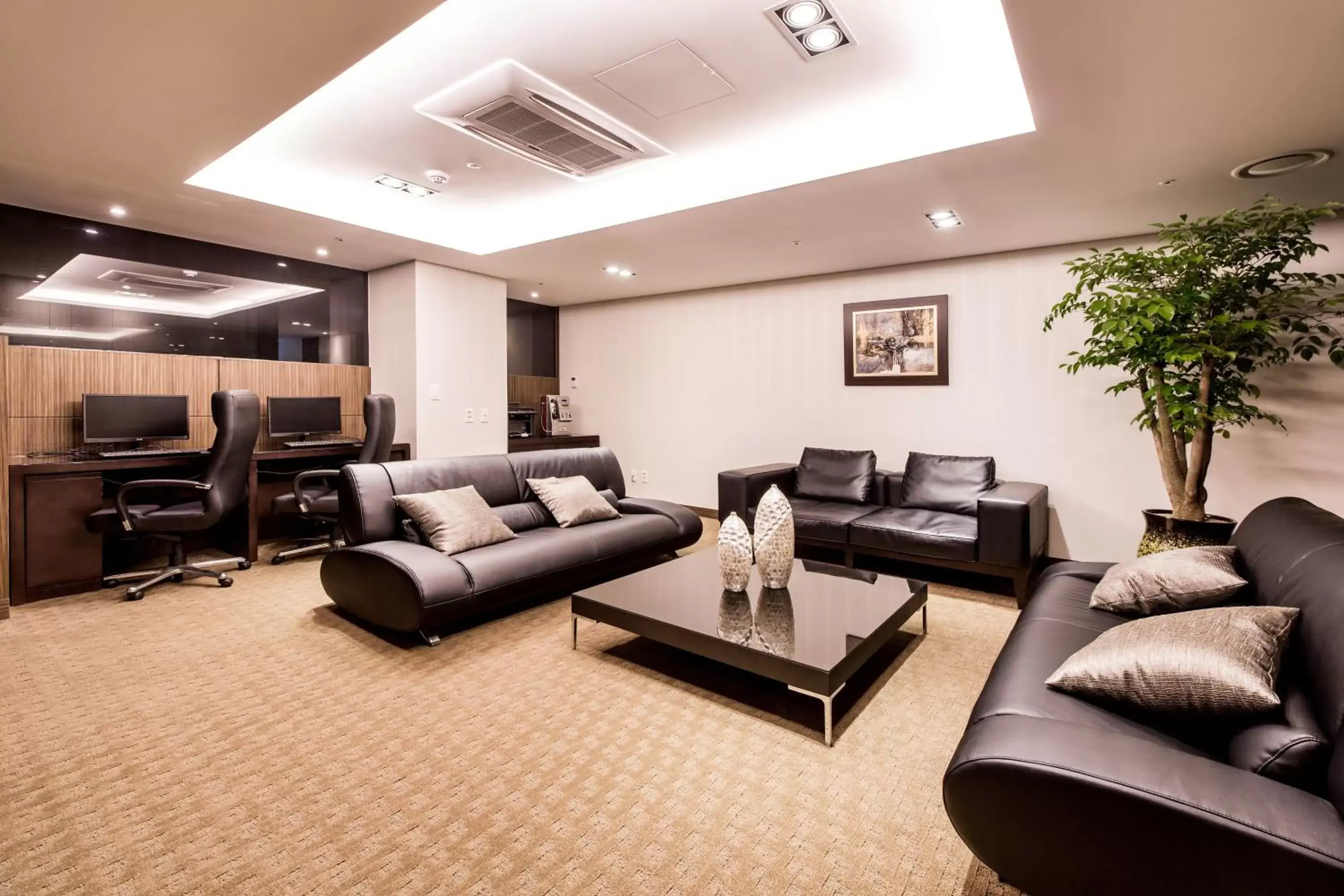 Communal lounge/ TV room in Golden Seoul Hotel