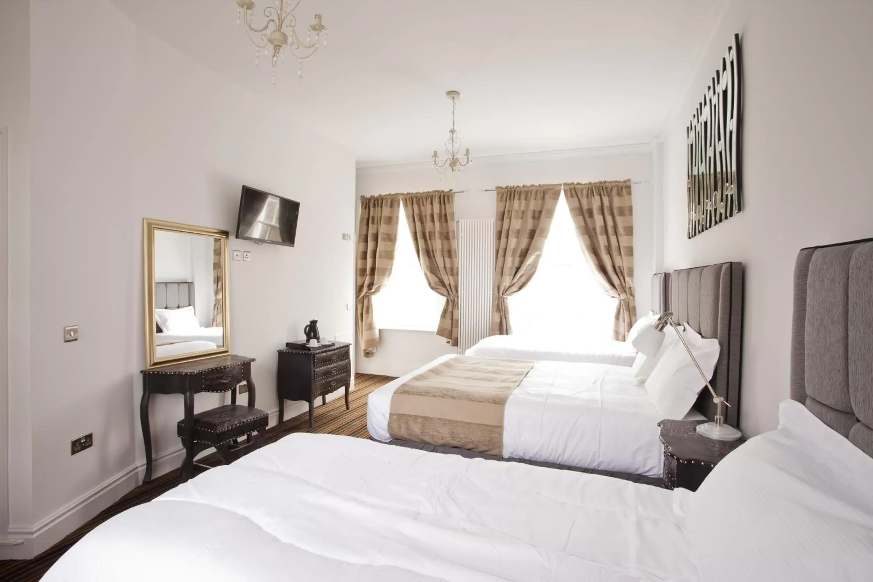 Bedroom, Bed in Burton Stone Inn - Free Parking on site