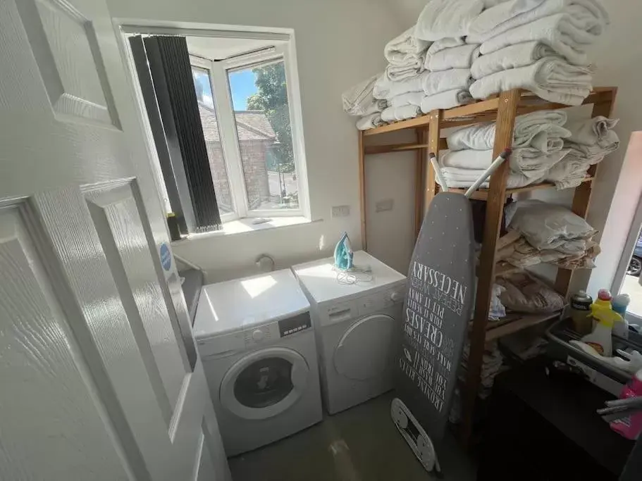 washing machine, Bathroom in Newly refurbished studio, great location 8 studios