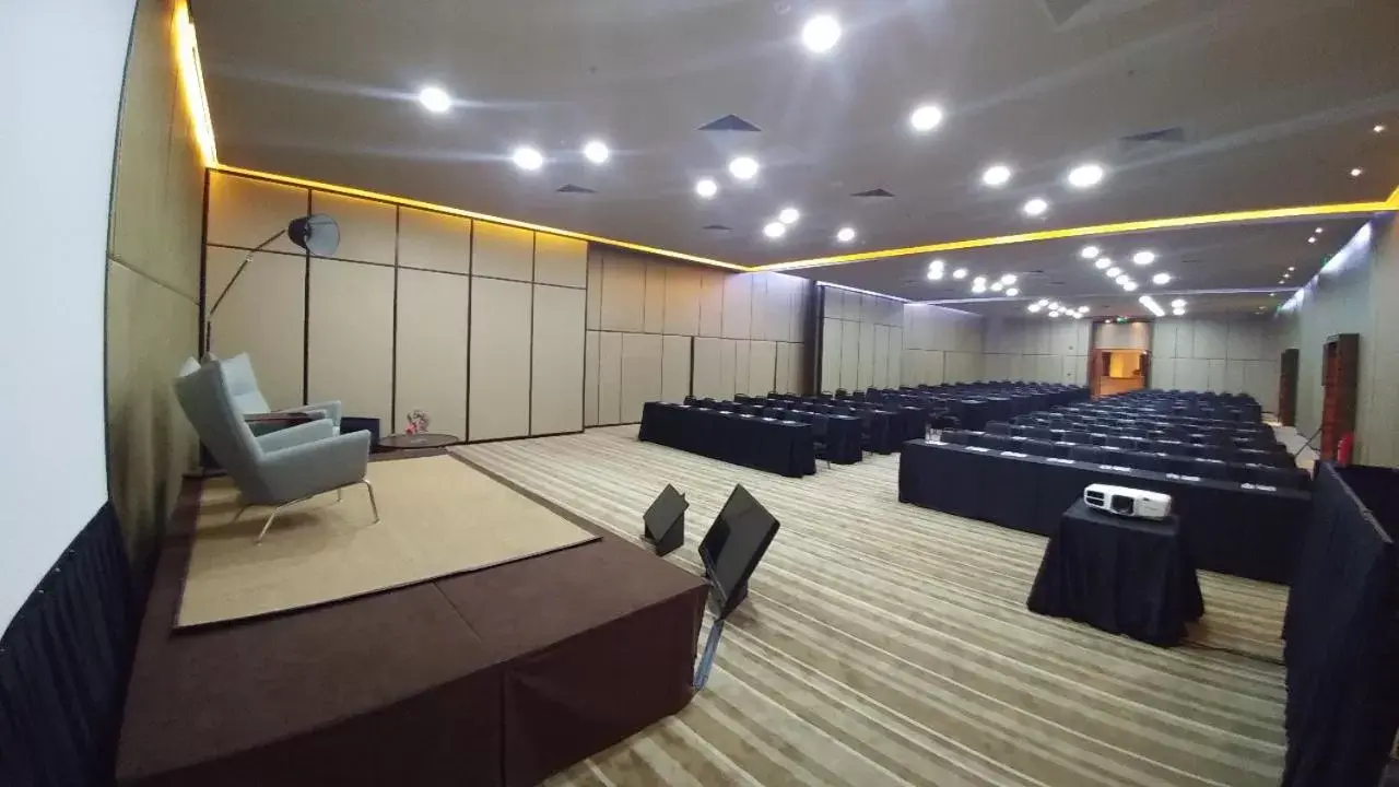 Meeting/conference room in Crowne Plaza Asunción, an IHG Hotel