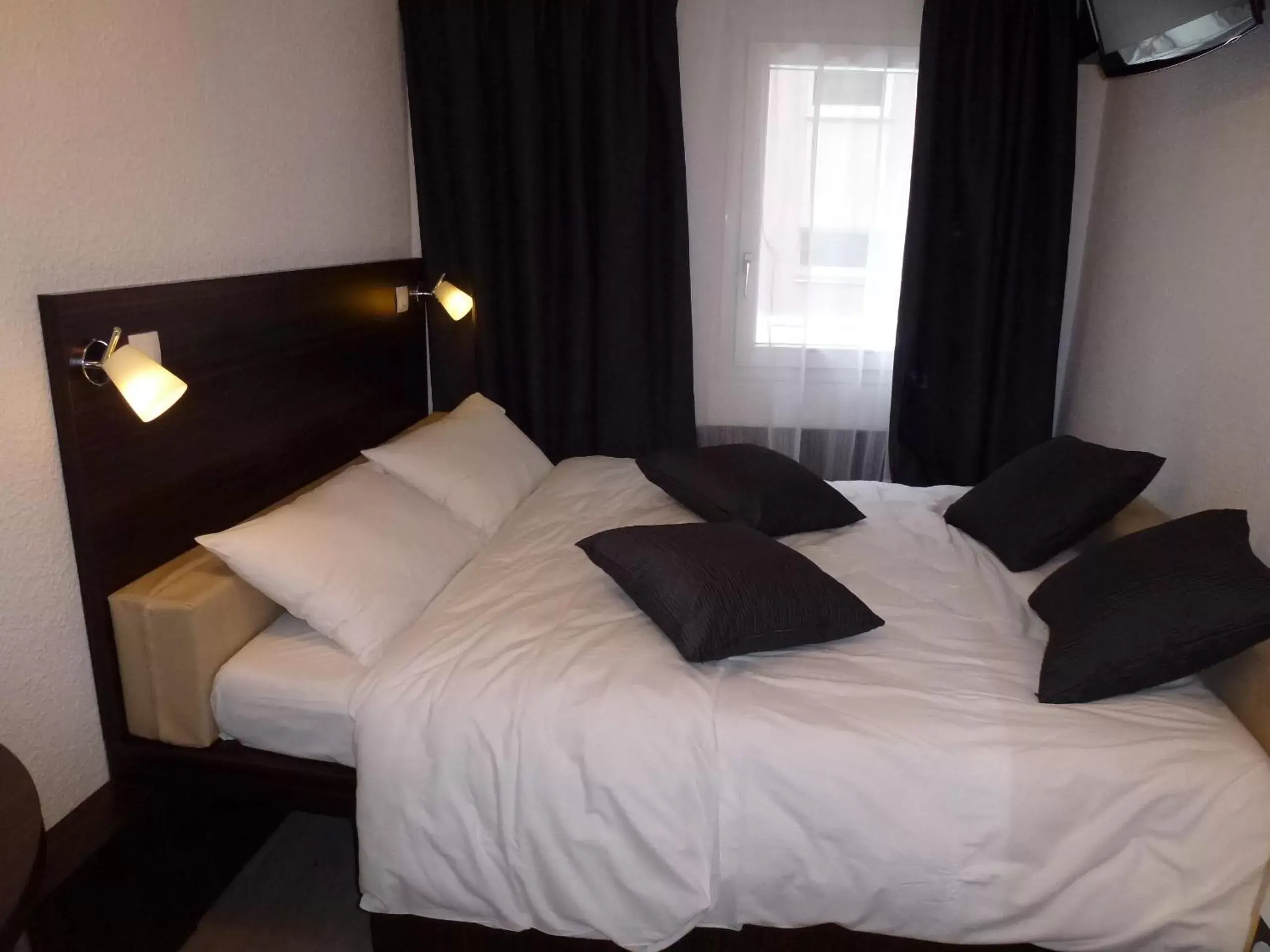 Photo of the whole room, Bed in Hotel Primo Colmar Centre