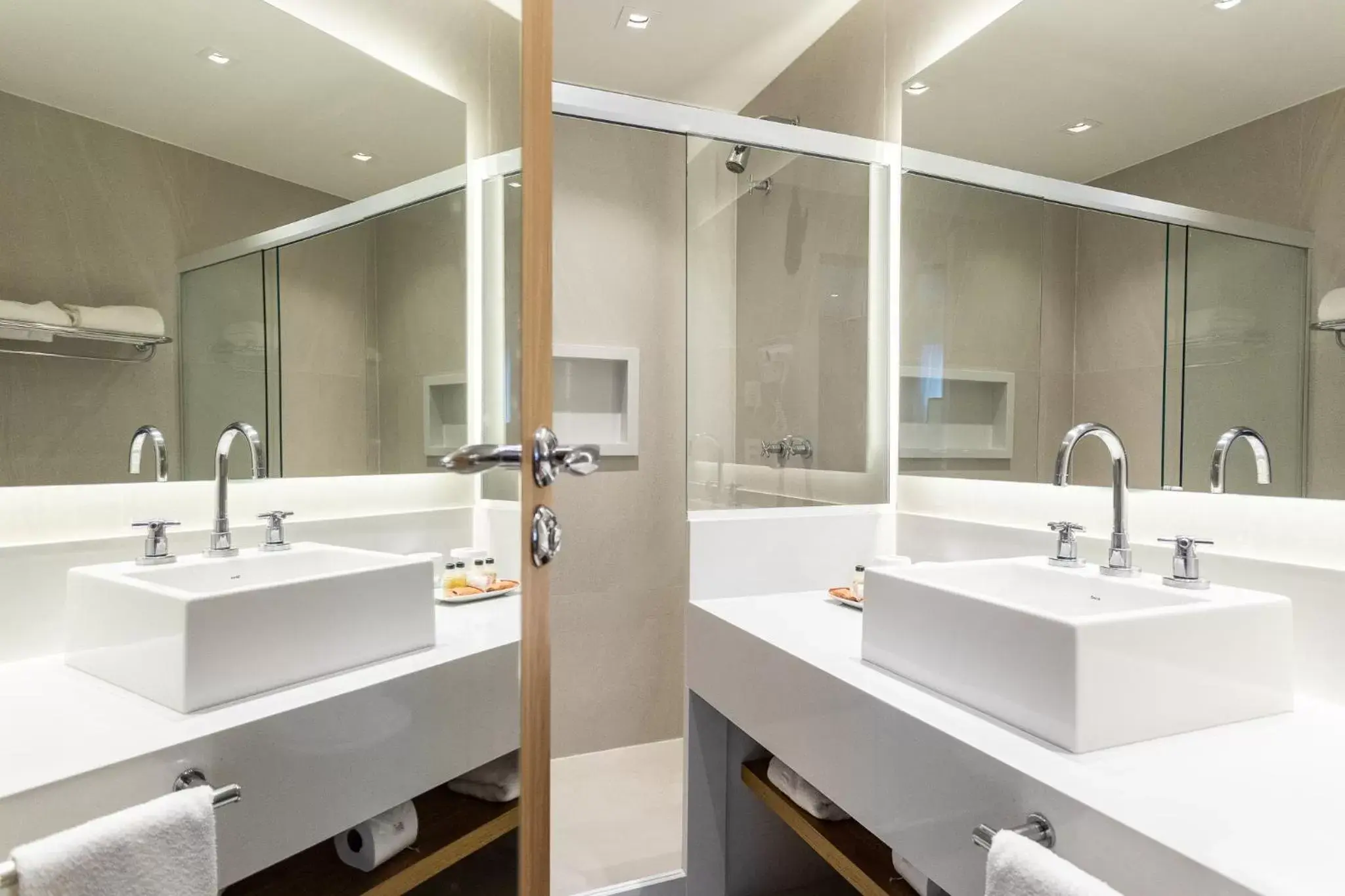 Bathroom in Mar Ipanema Hotel